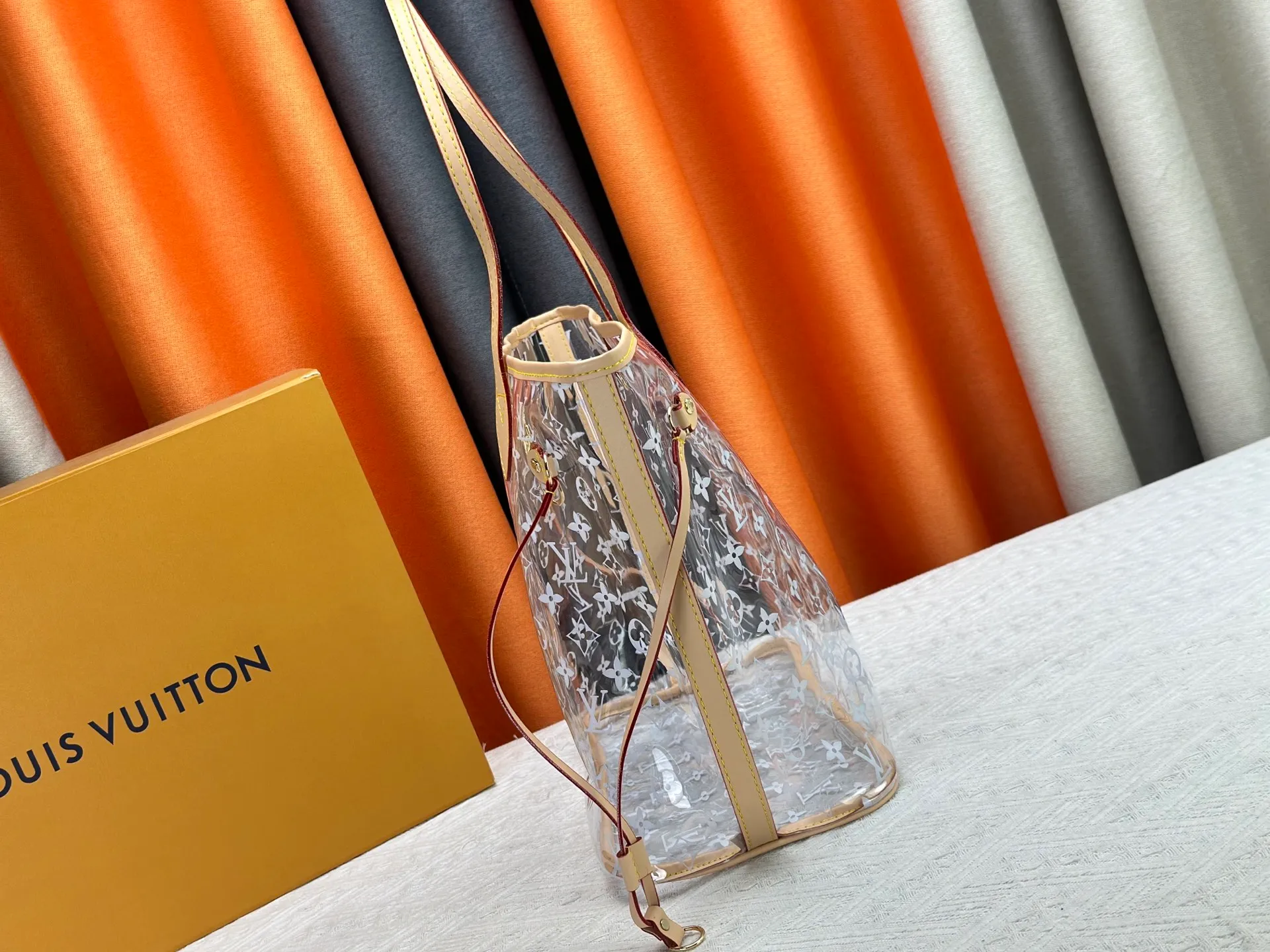 P340 M13263 45686 M40995 M14492 14491 M45685 This Presbyopia Cherry Neverfull medium handbag reinterprets the cheerful elements of the Louis Vuitton Cow leather trim completes the classic style. Dimensions: 31.0 x 28.0 x 14.0 cm (length x height x width)