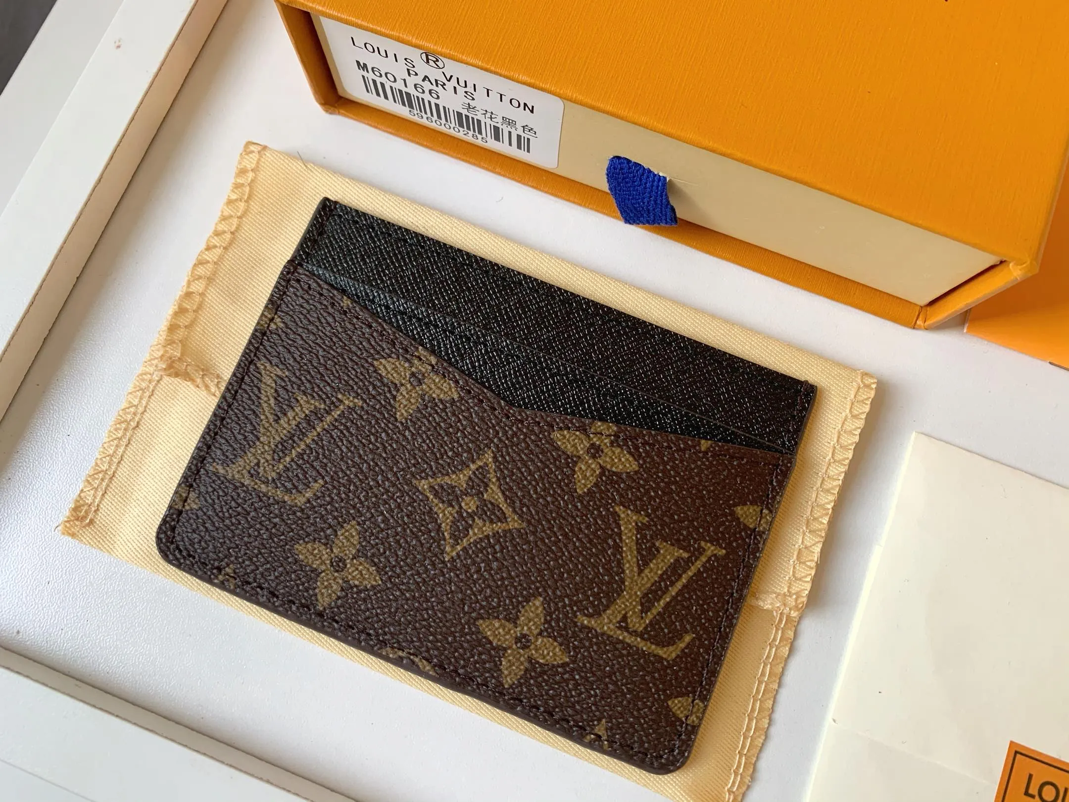 💰80 💎Card Holder Neo Card Holder made of Monogram Macassar canvas is the first choice for carrying important cards. Black leather trim makes the classic Louis Vuitton pattern even more eye-catching. Model: M60166. Size: 7.5*12