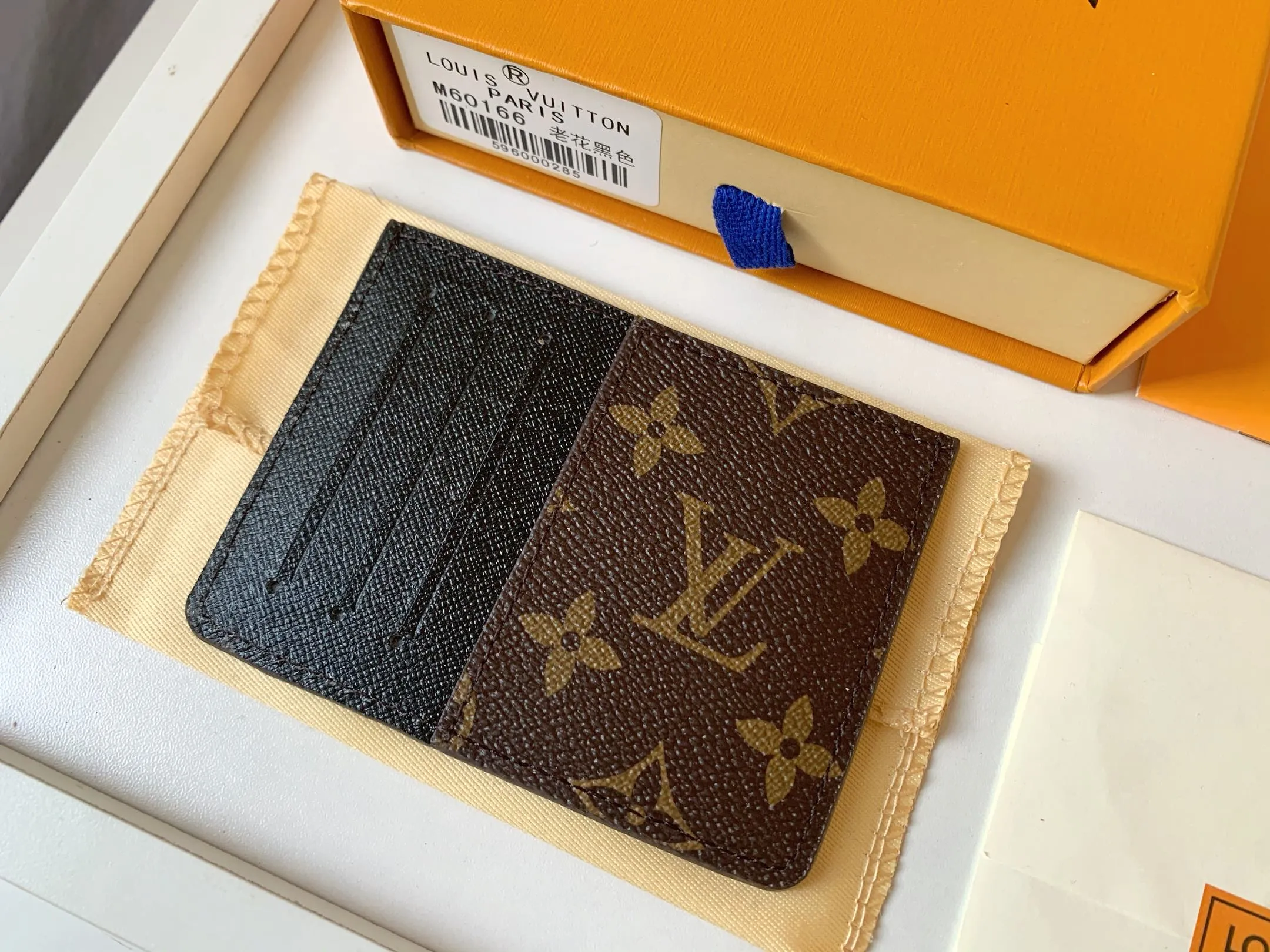 💰80 💎Card Holder Neo Card Holder made of Monogram Macassar canvas is the first choice for carrying important cards. Black leather trim makes the classic Louis Vuitton pattern even more eye-catching. Model: M60166. Size: 7.5*12