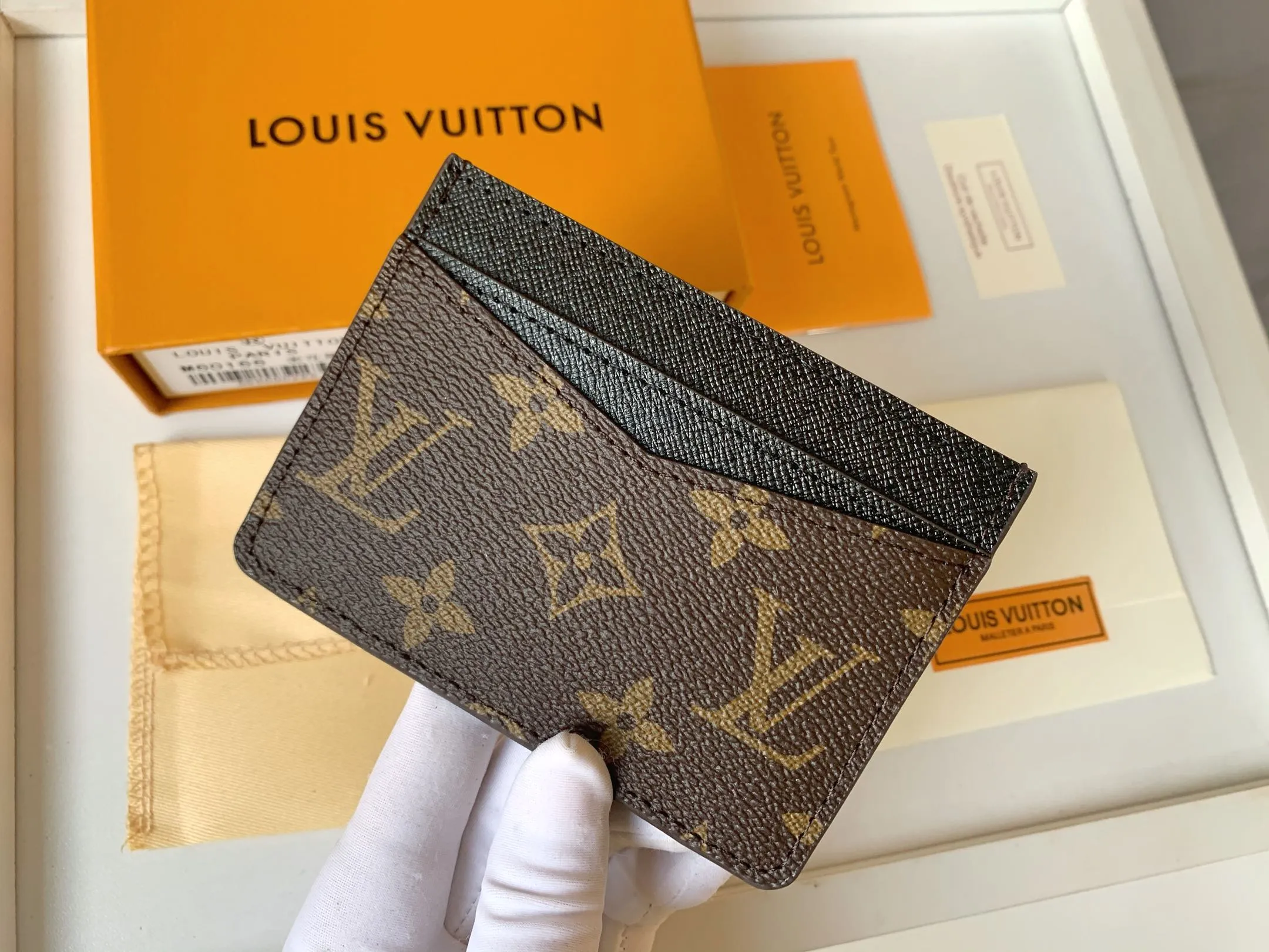 💰80 💎Card Holder Neo Card Holder made of Monogram Macassar canvas is the first choice for carrying important cards. Black leather trim makes the classic Louis Vuitton pattern even more eye-catching. Model: M60166. Size: 7.5*12