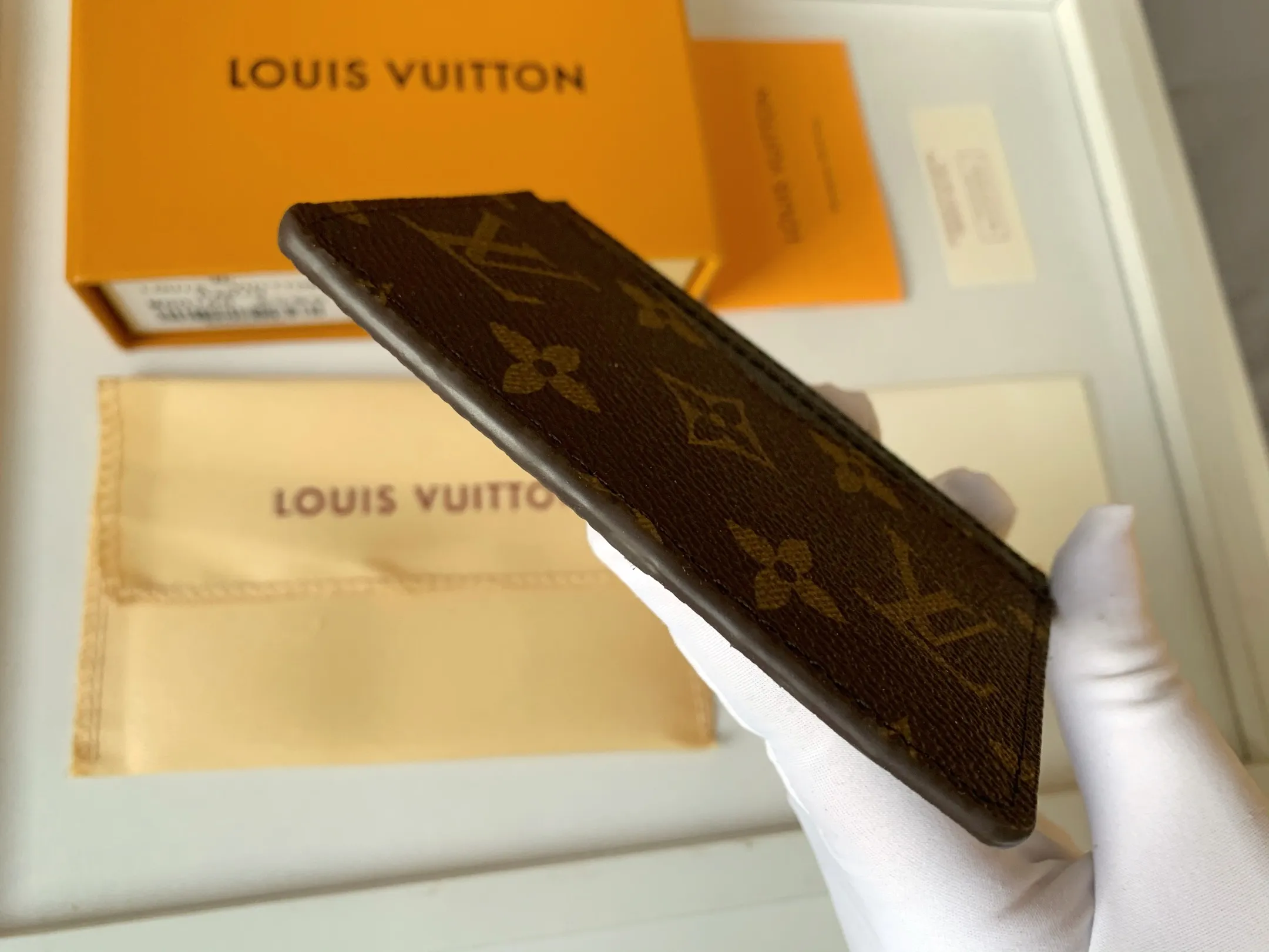 💰80 💎Card Holder Neo Card Holder made of Monogram Macassar canvas is the first choice for carrying important cards. Black leather trim makes the classic Louis Vuitton pattern even more eye-catching. Model: M60166. Size: 7.5*12