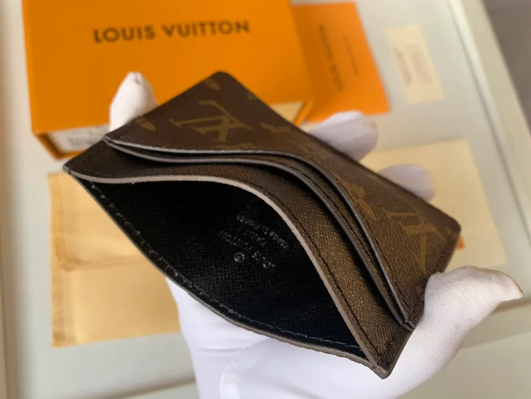 💰80 💎Card Holder Neo Card Holder made of Monogram Macassar canvas is the first choice for carrying important cards. Black leather trim makes the classic Louis Vuitton pattern even more eye-catching. Model: M60166. Size: 7.5*12