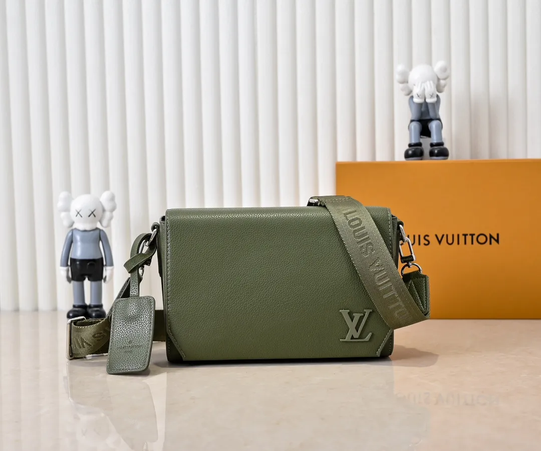 💰260💰Upgraded original [Takeoff small Aer messenger bag] M25125 24769 57080 black military green made of cow leather, with an obtuse flip cover and LV logo continuing the iconic elements of the LV Aerogram Yjm series. The close-fitting construction and wide removable shoulder strap make it a perfect choice for everyday travel.  Dimensions: 22 x 16.5 x 7 cm