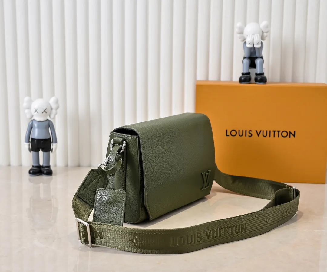 💰260💰Upgraded original [Takeoff small Aer messenger bag] M25125 24769 57080 black military green made of cow leather, with an obtuse flip cover and LV logo continuing the iconic elements of the LV Aerogram Yjm series. The close-fitting construction and wide removable shoulder strap make it a perfect choice for everyday travel.  Dimensions: 22 x 16.5 x 7 cm