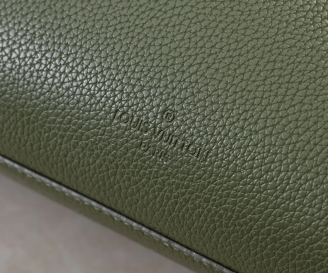 💰260💰Upgraded original [Takeoff small Aer messenger bag] M25125 24769 57080 black military green made of cow leather, with an obtuse flip cover and LV logo continuing the iconic elements of the LV Aerogram Yjm series. The close-fitting construction and wide removable shoulder strap make it a perfect choice for everyday travel.  Dimensions: 22 x 16.5 x 7 cm