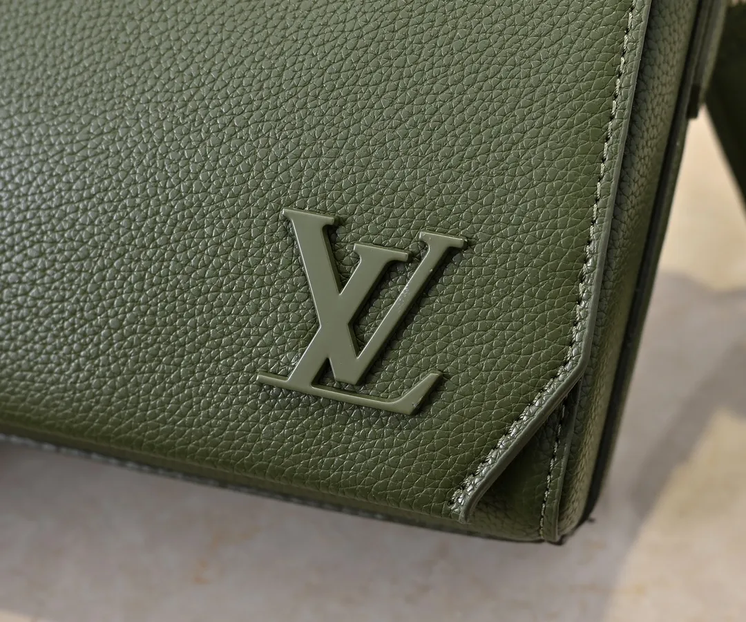 💰260💰Upgraded original [Takeoff small Aer messenger bag] M25125 24769 57080 black military green made of cow leather, with an obtuse flip cover and LV logo continuing the iconic elements of the LV Aerogram Yjm series. The close-fitting construction and wide removable shoulder strap make it a perfect choice for everyday travel.  Dimensions: 22 x 16.5 x 7 cm