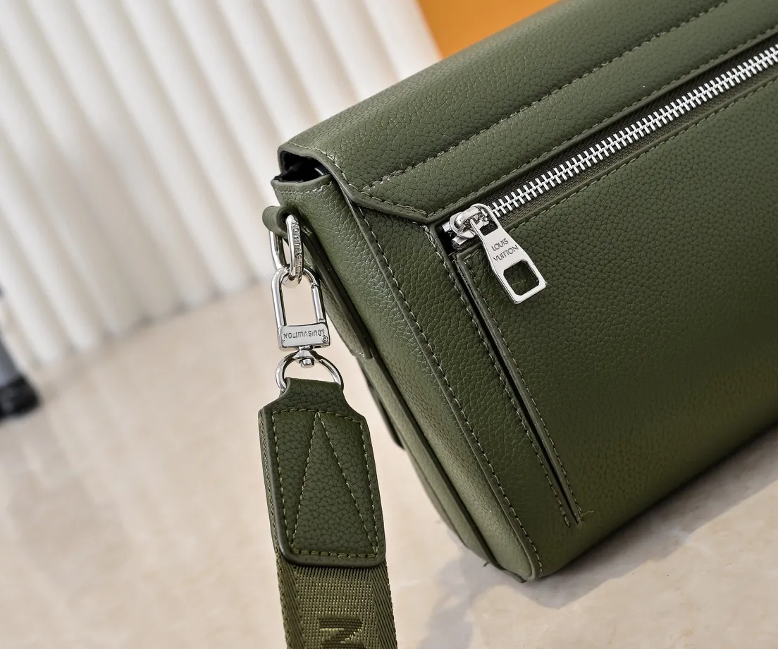 💰260💰Upgraded original [Takeoff small Aer messenger bag] M25125 24769 57080 black military green made of cow leather, with an obtuse flip cover and LV logo continuing the iconic elements of the LV Aerogram Yjm series. The close-fitting construction and wide removable shoulder strap make it a perfect choice for everyday travel.  Dimensions: 22 x 16.5 x 7 cm