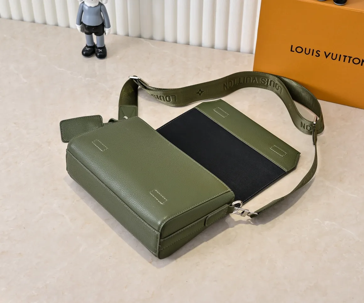 💰260💰Upgraded original [Takeoff small Aer messenger bag] M25125 24769 57080 black military green made of cow leather, with an obtuse flip cover and LV logo continuing the iconic elements of the LV Aerogram Yjm series. The close-fitting construction and wide removable shoulder strap make it a perfect choice for everyday travel.  Dimensions: 22 x 16.5 x 7 cm