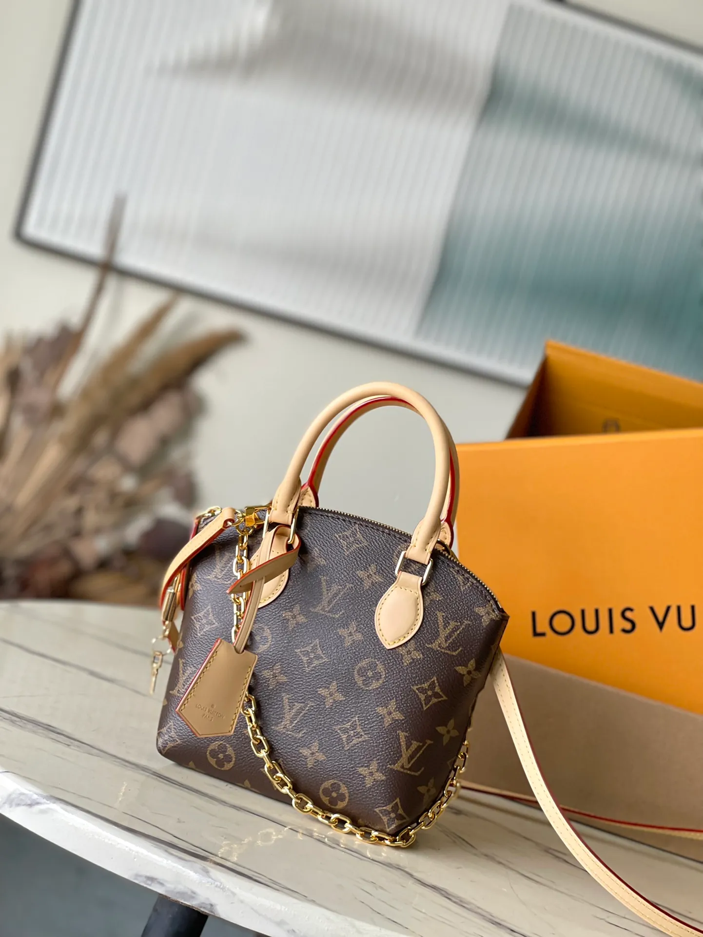 💰900 Top Original M12019 This Lockit BB handbag draws inspiration from the Knick-Knack handbag in the 1960s and can be flexibly switched between multiple carrying methods. Monogram coated canvas with a curved upper edge and rounded edges reflects the classic elements of the original design. The padlock opening and closing once again pays tribute to the brand's long heritage. Dimensions: 15 × 19 × 7 cm