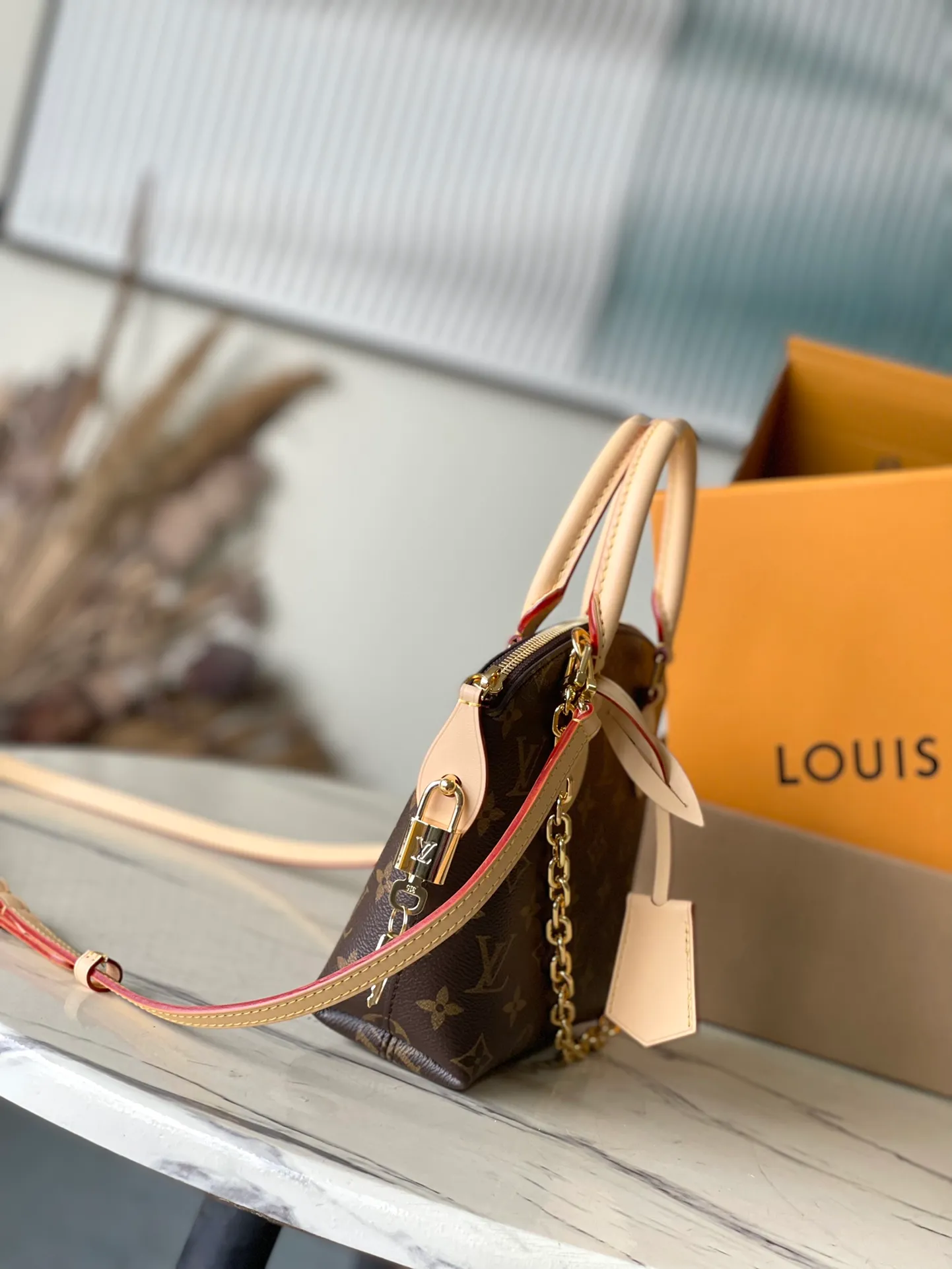 💰900 Top Original M12019 This Lockit BB handbag draws inspiration from the Knick-Knack handbag in the 1960s and can be flexibly switched between multiple carrying methods. Monogram coated canvas with a curved upper edge and rounded edges reflects the classic elements of the original design. The padlock opening and closing once again pays tribute to the brand's long heritage. Dimensions: 15 × 19 × 7 cm