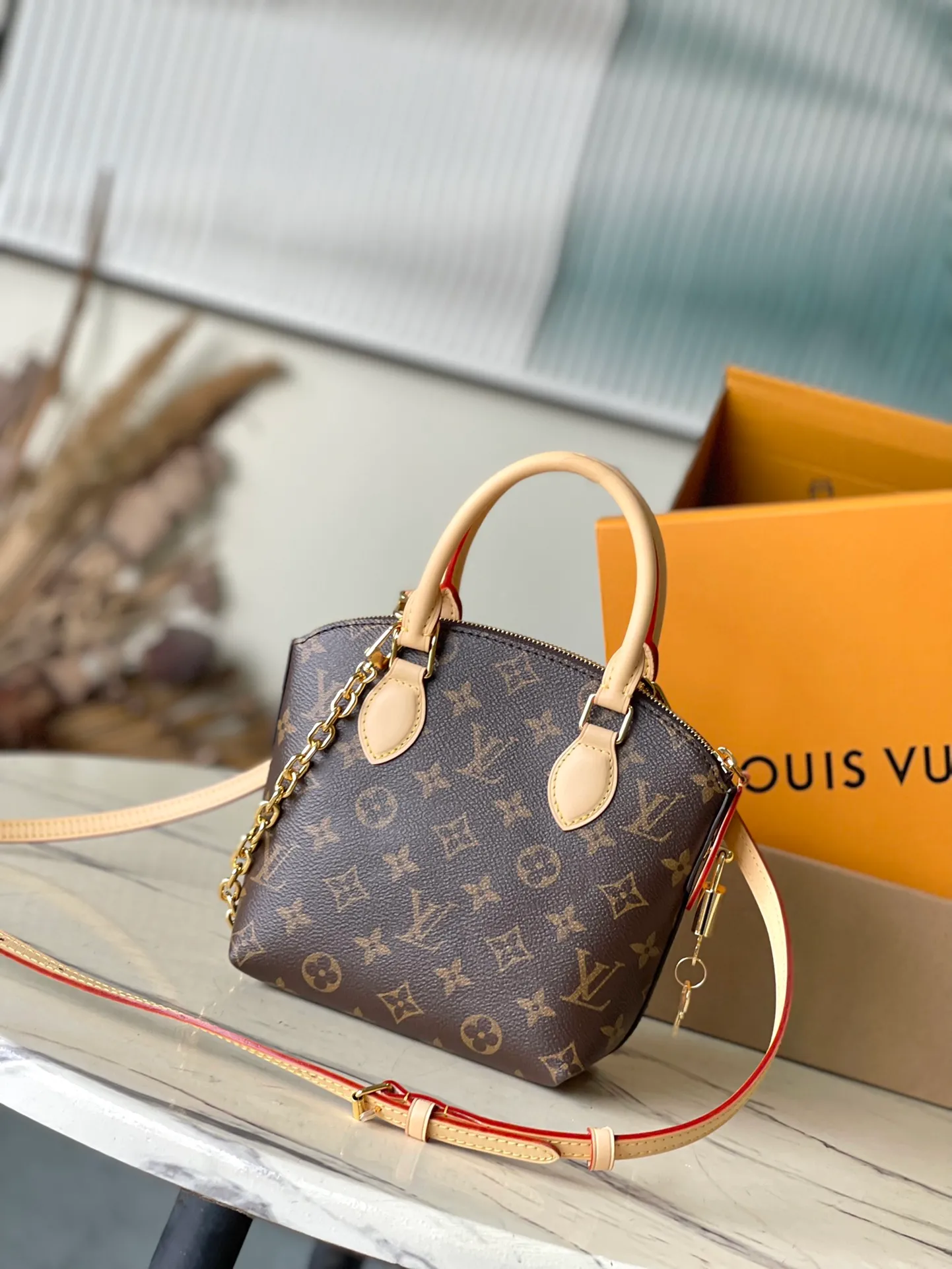 💰900 Top Original M12019 This Lockit BB handbag draws inspiration from the Knick-Knack handbag in the 1960s and can be flexibly switched between multiple carrying methods. Monogram coated canvas with a curved upper edge and rounded edges reflects the classic elements of the original design. The padlock opening and closing once again pays tribute to the brand's long heritage. Dimensions: 15 × 19 × 7 cm