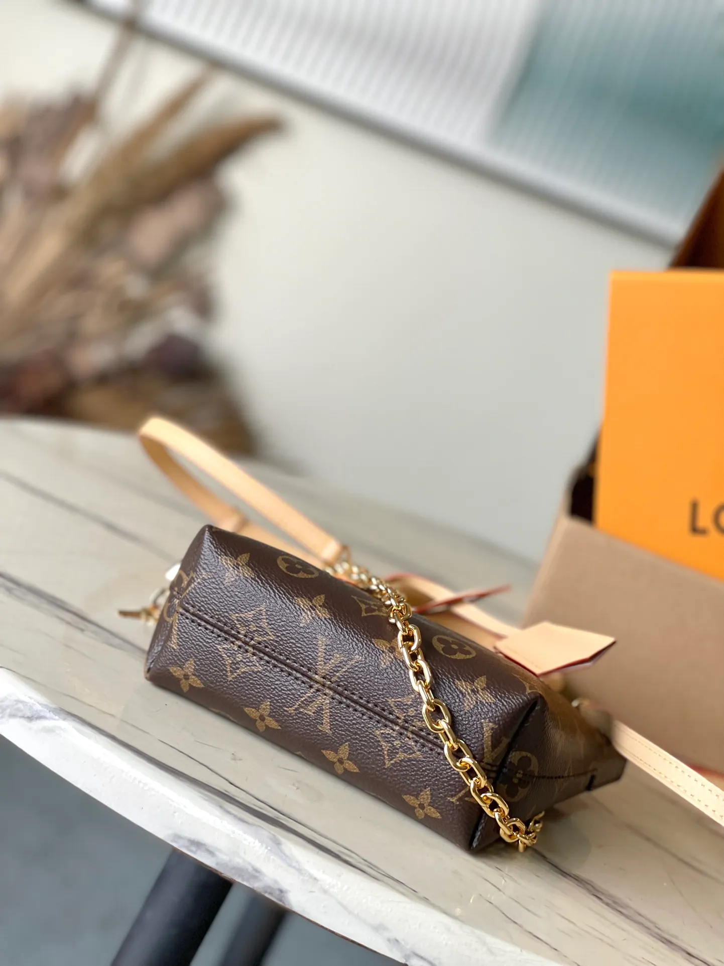 💰900 Top Original M12019 This Lockit BB handbag draws inspiration from the Knick-Knack handbag in the 1960s and can be flexibly switched between multiple carrying methods. Monogram coated canvas with a curved upper edge and rounded edges reflects the classic elements of the original design. The padlock opening and closing once again pays tribute to the brand's long heritage. Dimensions: 15 × 19 × 7 cm