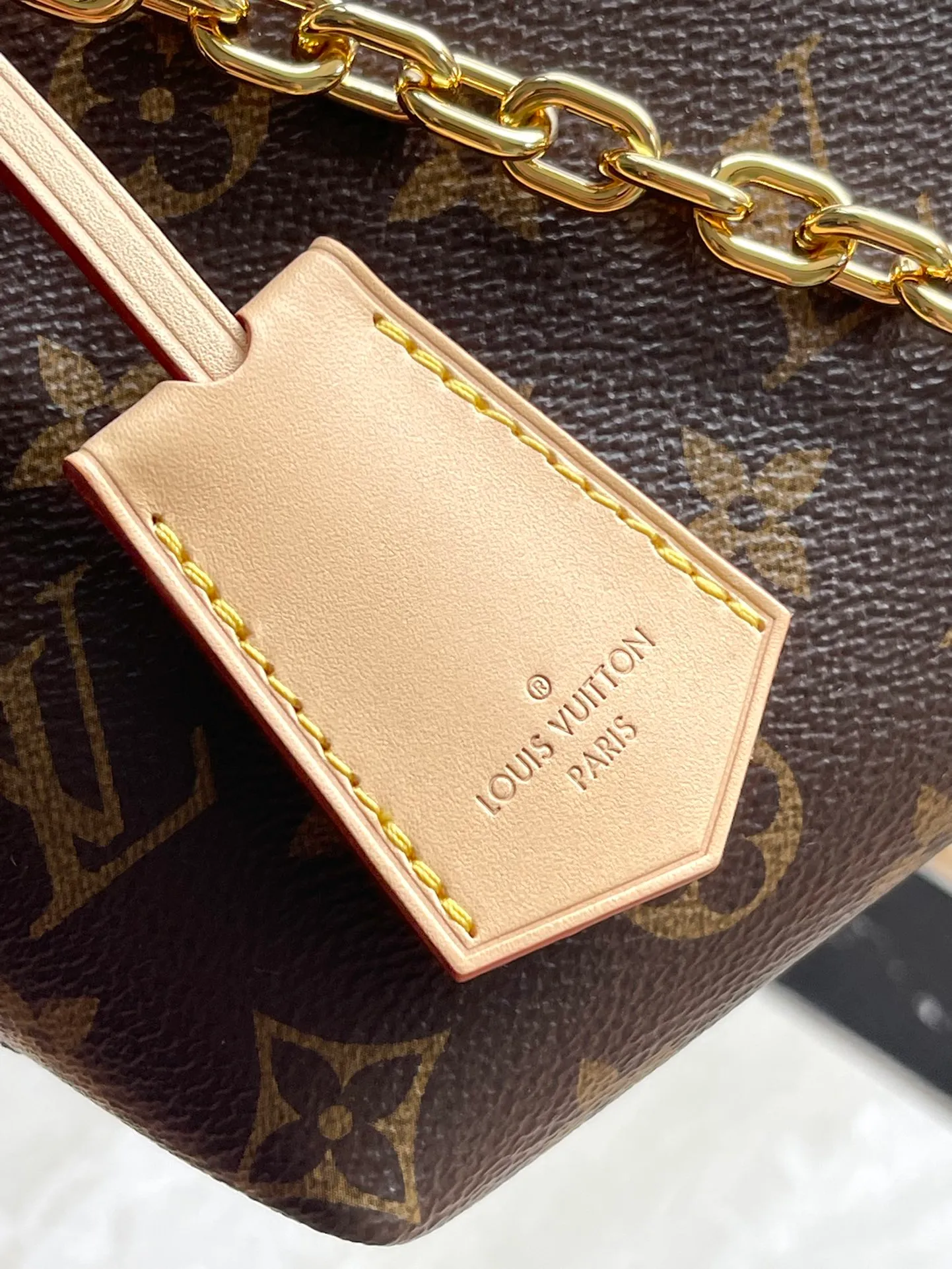 💰900 Top Original M12019 This Lockit BB handbag draws inspiration from the Knick-Knack handbag in the 1960s and can be flexibly switched between multiple carrying methods. Monogram coated canvas with a curved upper edge and rounded edges reflects the classic elements of the original design. The padlock opening and closing once again pays tribute to the brand's long heritage. Dimensions: 15 × 19 × 7 cm