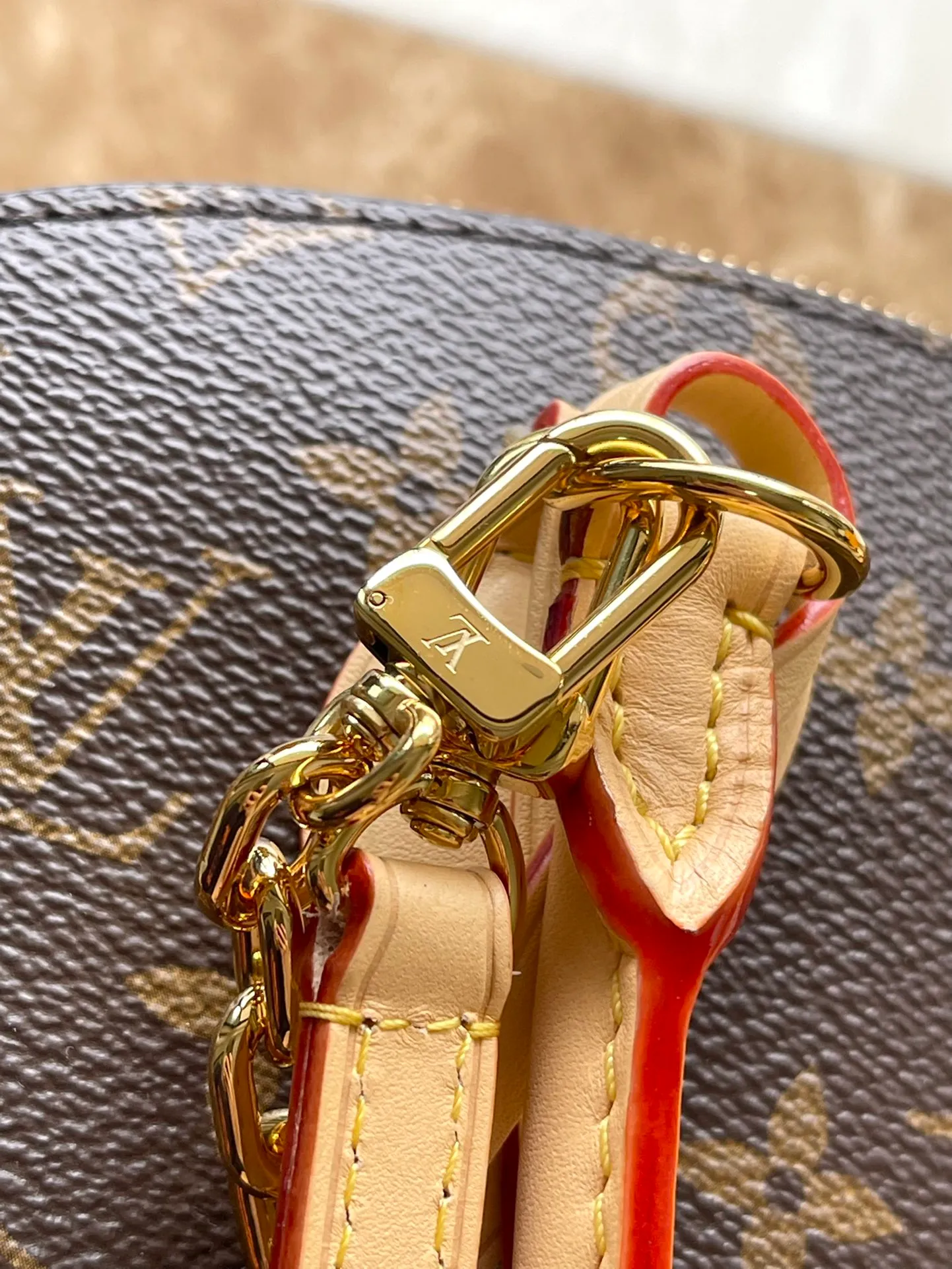 💰900 Top Original M12019 This Lockit BB handbag draws inspiration from the Knick-Knack handbag in the 1960s and can be flexibly switched between multiple carrying methods. Monogram coated canvas with a curved upper edge and rounded edges reflects the classic elements of the original design. The padlock opening and closing once again pays tribute to the brand's long heritage. Dimensions: 15 × 19 × 7 cm