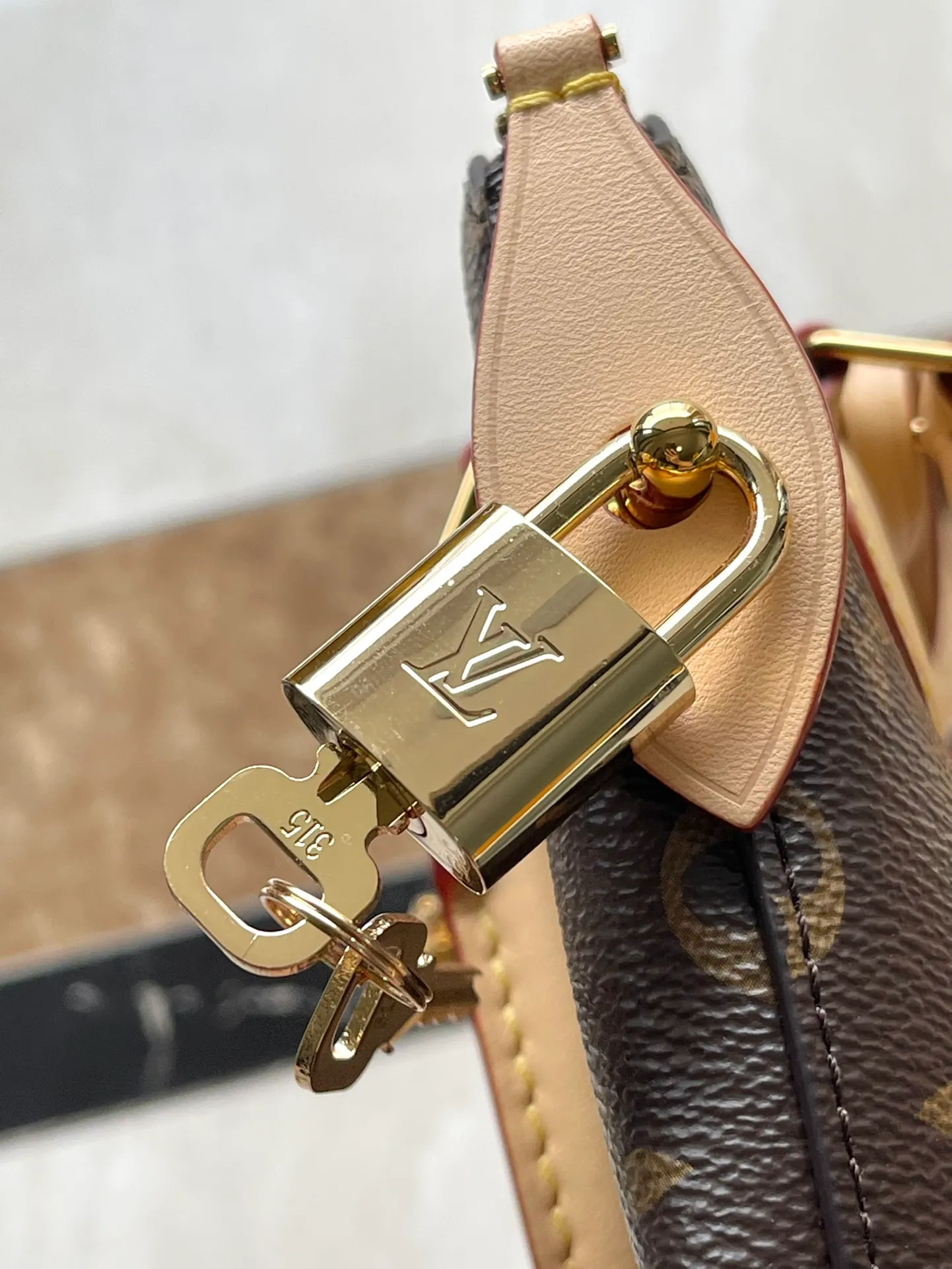 💰900 Top Original M12019 This Lockit BB handbag draws inspiration from the Knick-Knack handbag in the 1960s and can be flexibly switched between multiple carrying methods. Monogram coated canvas with a curved upper edge and rounded edges reflects the classic elements of the original design. The padlock opening and closing once again pays tribute to the brand's long heritage. Dimensions: 15 × 19 × 7 cm