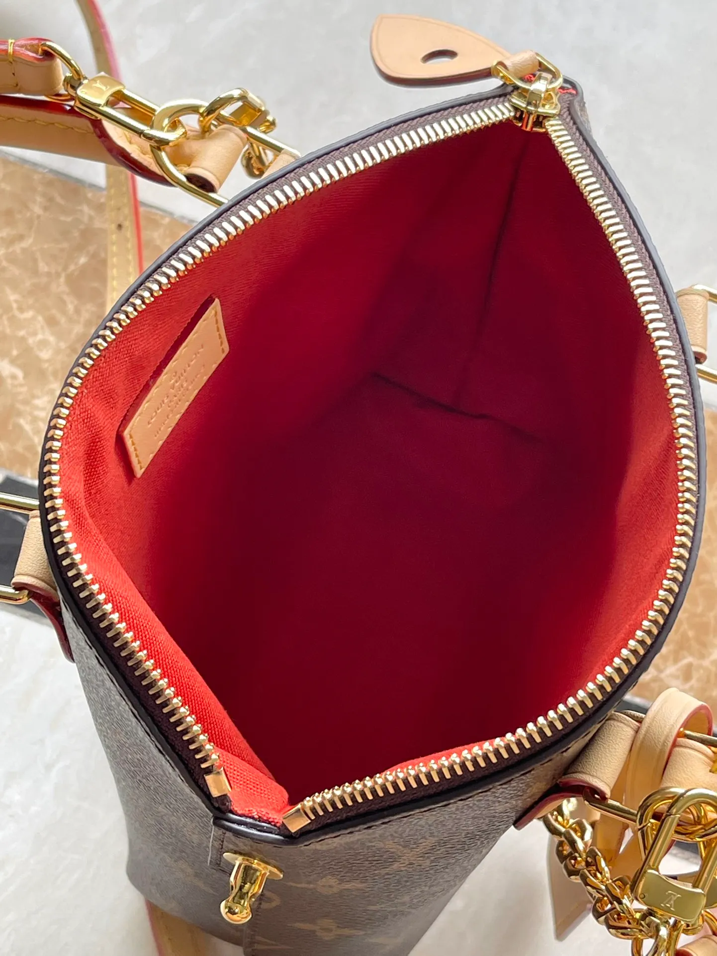 💰900 Top Original M12019 This Lockit BB handbag draws inspiration from the Knick-Knack handbag in the 1960s and can be flexibly switched between multiple carrying methods. Monogram coated canvas with a curved upper edge and rounded edges reflects the classic elements of the original design. The padlock opening and closing once again pays tribute to the brand's long heritage. Dimensions: 15 × 19 × 7 cm