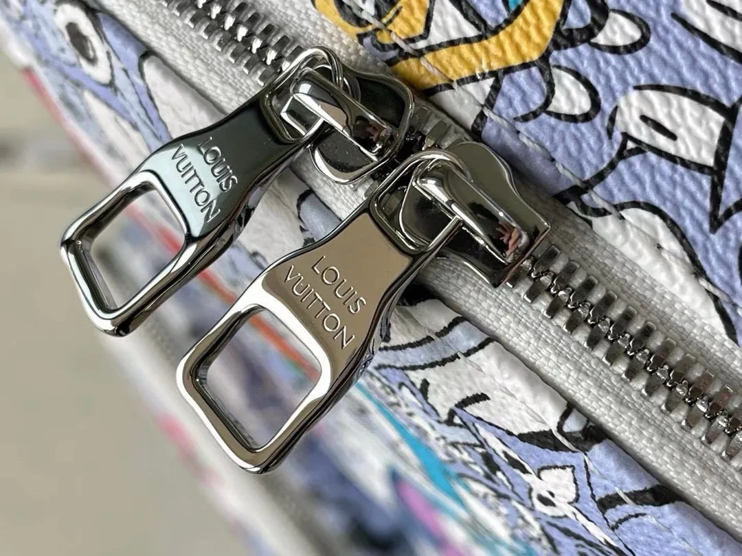 💰1340 Top Original M21846 Printed Backpack Series MULTIPOCKET Backpack Virgil Abloh will use the 2022 autumn and winter series to depict animal patterns on the surface of Damier Graphite canvas, and its unique texture like a passport stamp can be seen up close. Create diverse styles from a trend perspective. The zipped main compartment holds a laptop, and exterior pockets feature the classic Monogram and Epi graphics. Monogram Eclipse coated canvas and cowhide Leather and fabric trim Textile lining Hardware logo tag Top leather carrying handle Zip main compartment with leather zip puller Zip front pocket Internal patch pocket Designer handle: Single handle Dimensions: 30.0 x 40.0 x 15.5 cm