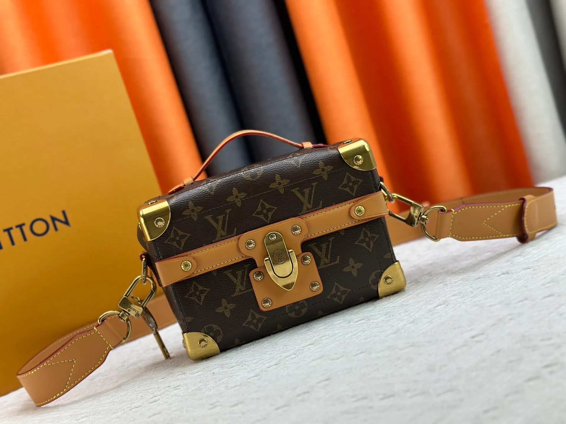 P320 Upgraded Original M13871 Embossed Black M11743 Black Flower M11516 Black M11535 Presbyopic M12686 This Soul Trunk handbag is crafted by Pharrell Williams and is made of flexible LV Colorado cow leather with a grained texture. The Tumbler's magnetic clasp, rivets and top handles harken back to classic hard case elements, while a removable and adjustable shoulder strap completes the sophisticated details. Size: 19x15x7cm