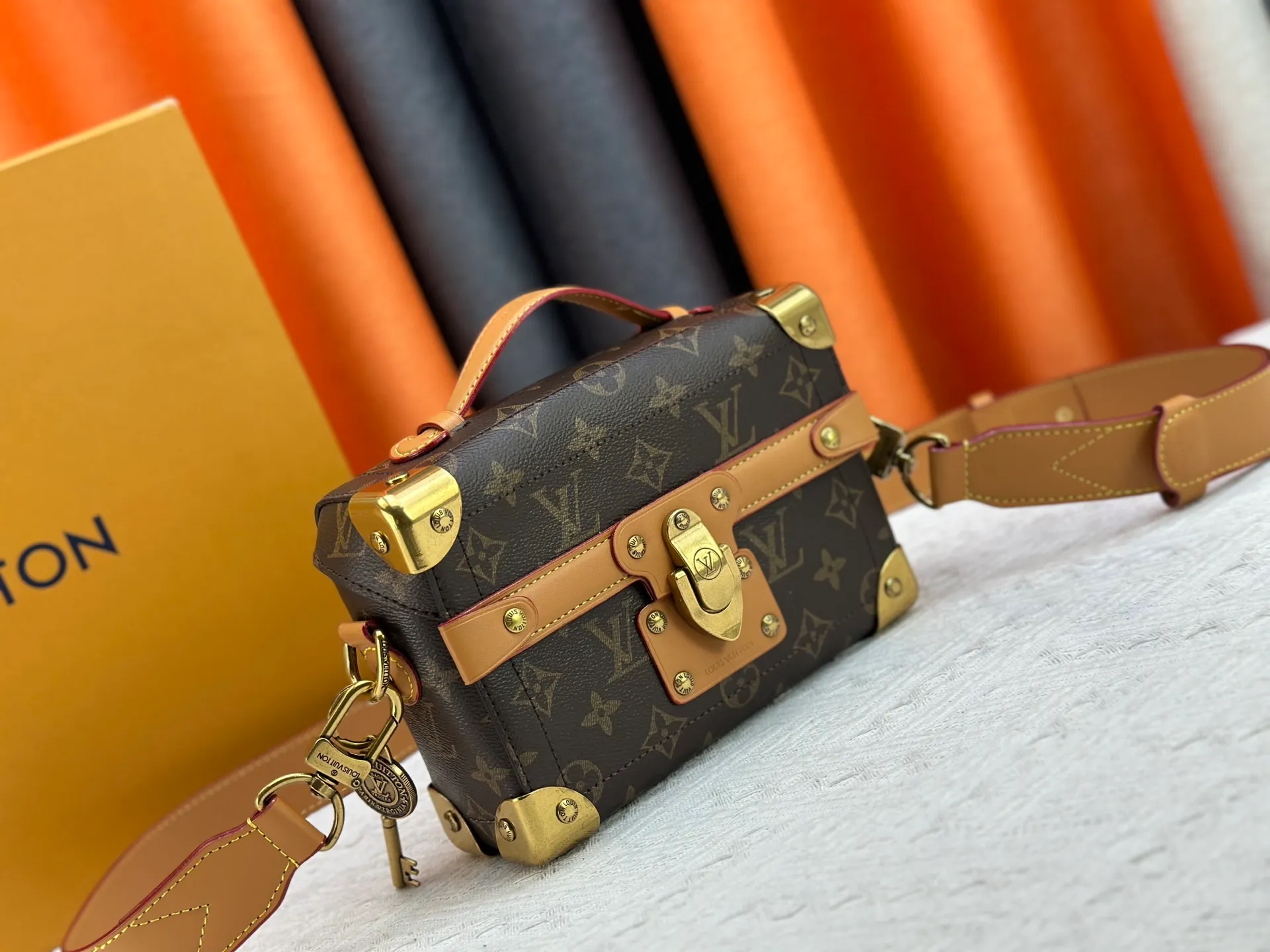P320 Upgraded Original M13871 Embossed Black M11743 Black Flower M11516 Black M11535 Presbyopic M12686 This Soul Trunk handbag is crafted by Pharrell Williams and is made of flexible LV Colorado cow leather with a grained texture. The Tumbler's magnetic clasp, rivets and top handles harken back to classic hard case elements, while a removable and adjustable shoulder strap completes the sophisticated details. Size: 19x15x7cm