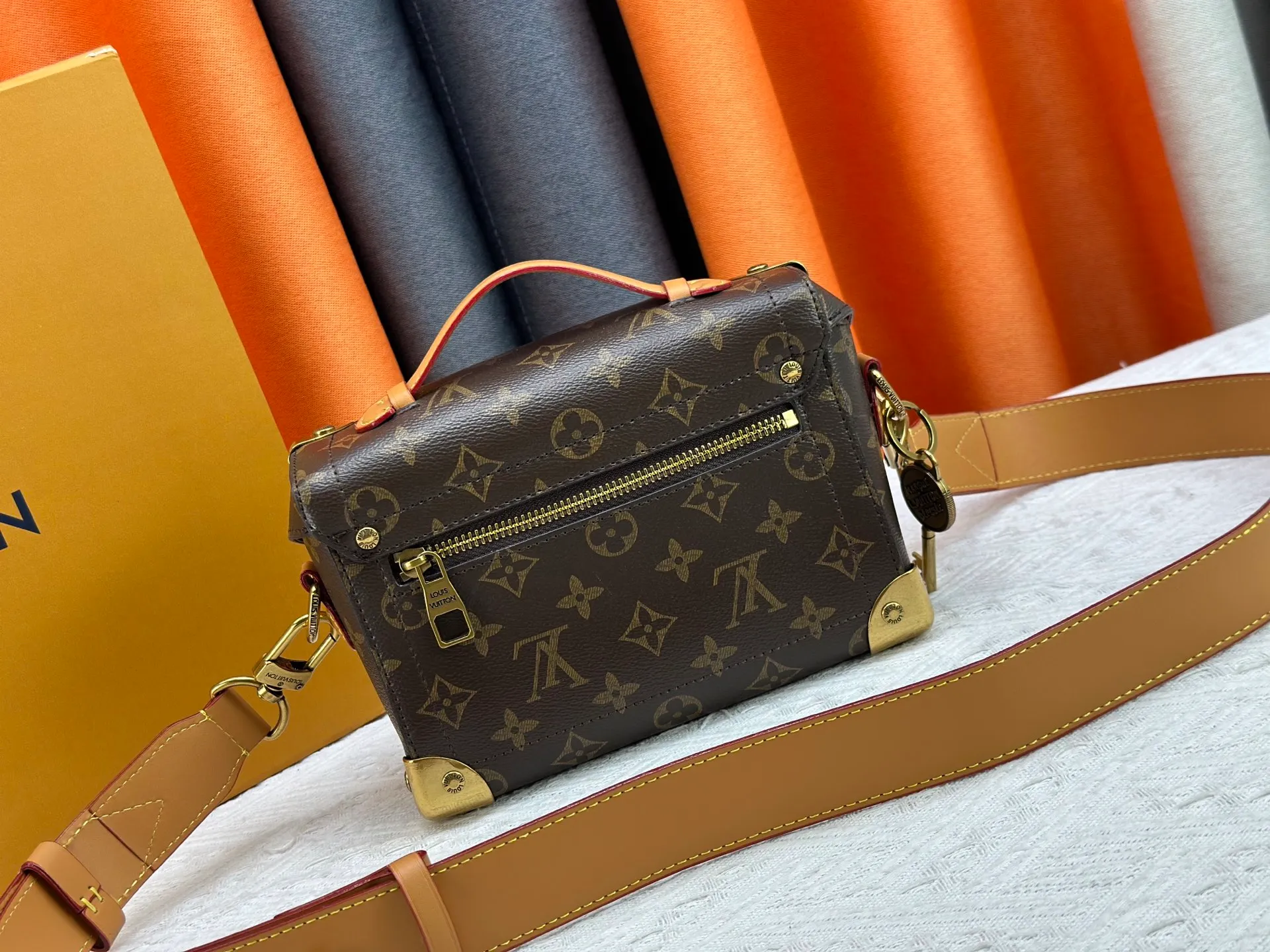 P320 Upgraded Original M13871 Embossed Black M11743 Black Flower M11516 Black M11535 Presbyopic M12686 This Soul Trunk handbag is crafted by Pharrell Williams and is made of flexible LV Colorado cow leather with a grained texture. The Tumbler's magnetic clasp, rivets and top handles harken back to classic hard case elements, while a removable and adjustable shoulder strap completes the sophisticated details. Size: 19x15x7cm