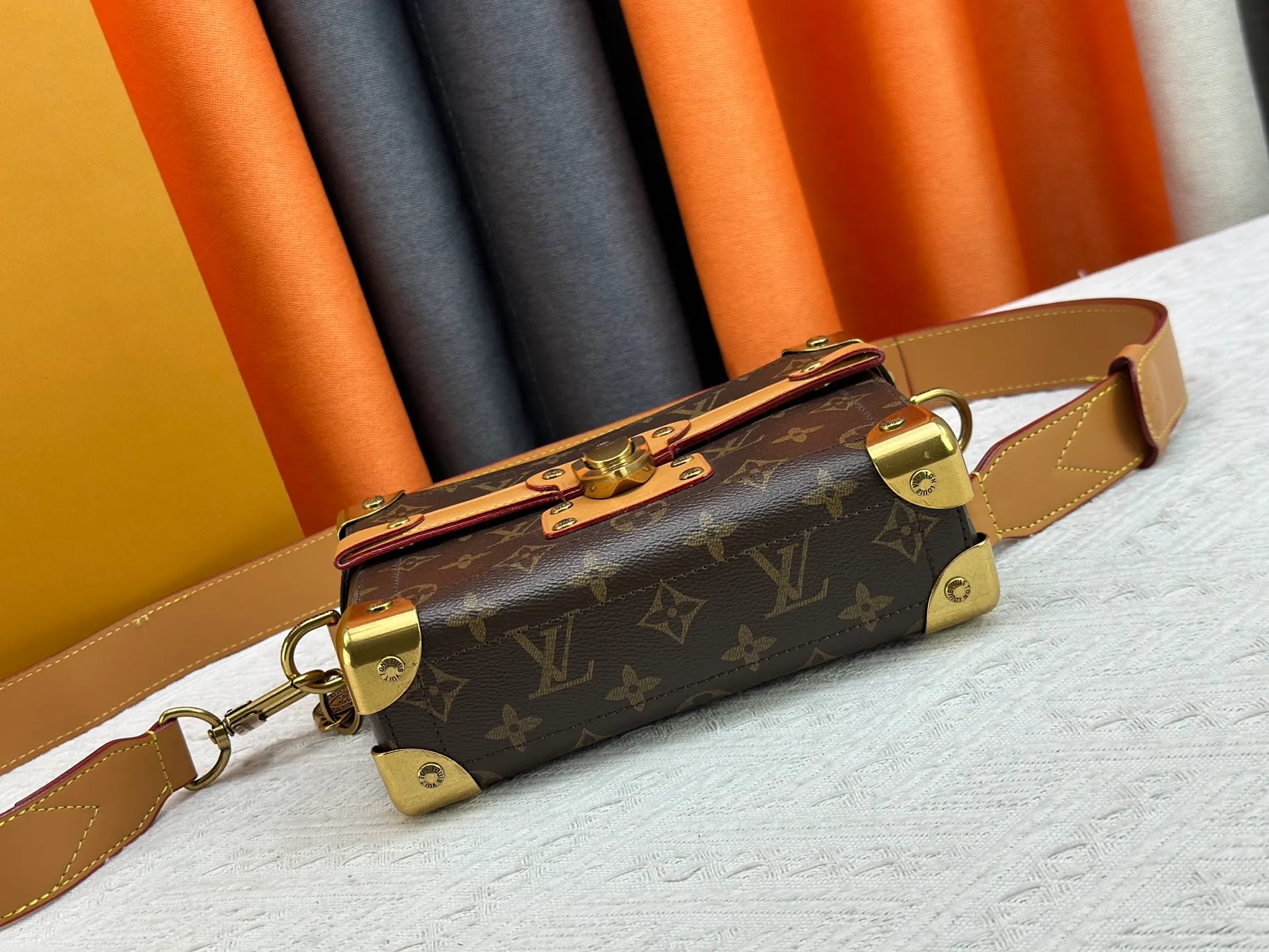P320 Upgraded Original M13871 Embossed Black M11743 Black Flower M11516 Black M11535 Presbyopic M12686 This Soul Trunk handbag is crafted by Pharrell Williams and is made of flexible LV Colorado cow leather with a grained texture. The Tumbler's magnetic clasp, rivets and top handles harken back to classic hard case elements, while a removable and adjustable shoulder strap completes the sophisticated details. Size: 19x15x7cm