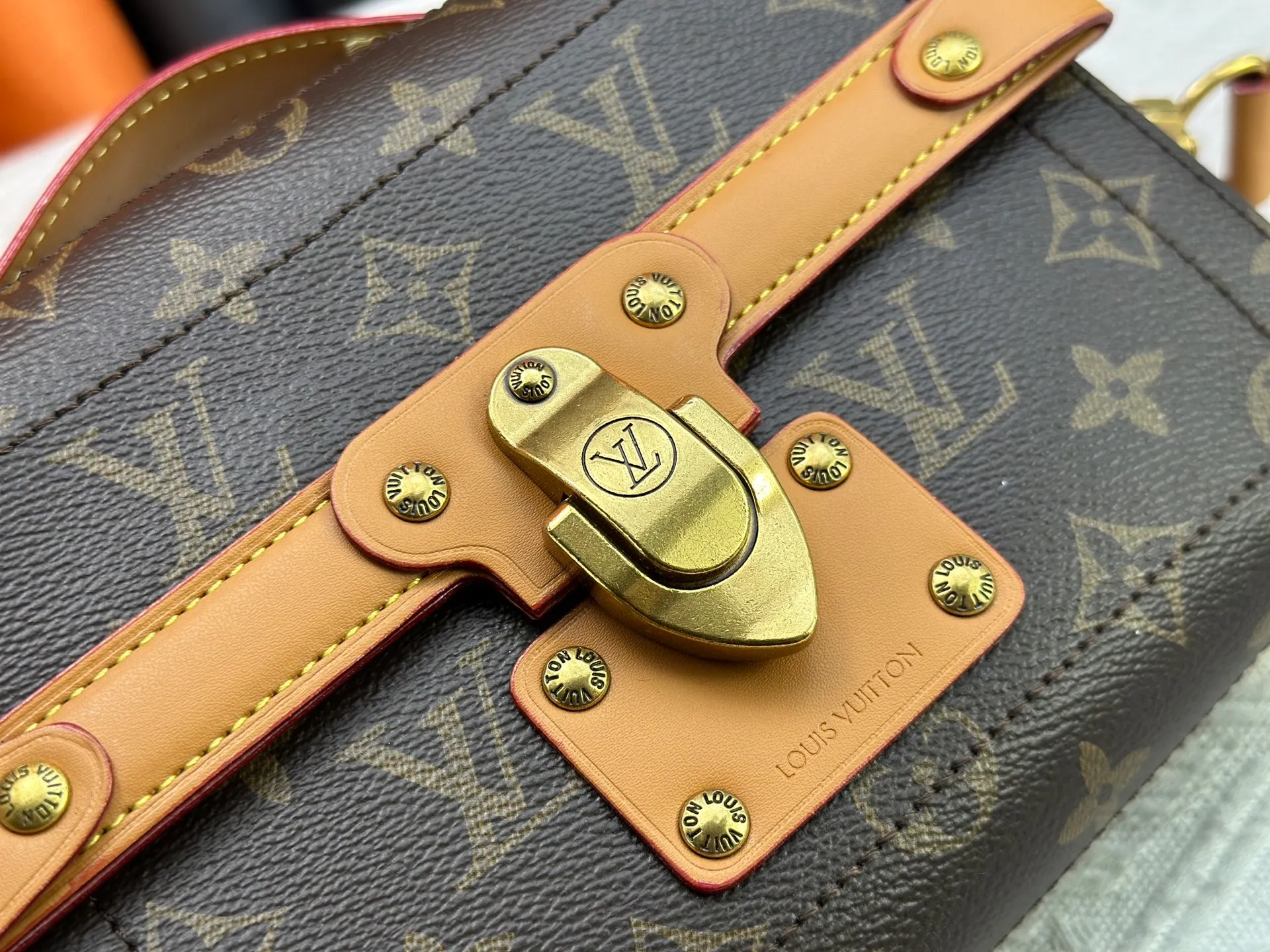 P320 Upgraded Original M13871 Embossed Black M11743 Black Flower M11516 Black M11535 Presbyopic M12686 This Soul Trunk handbag is crafted by Pharrell Williams and is made of flexible LV Colorado cow leather with a grained texture. The Tumbler's magnetic clasp, rivets and top handles harken back to classic hard case elements, while a removable and adjustable shoulder strap completes the sophisticated details. Size: 19x15x7cm