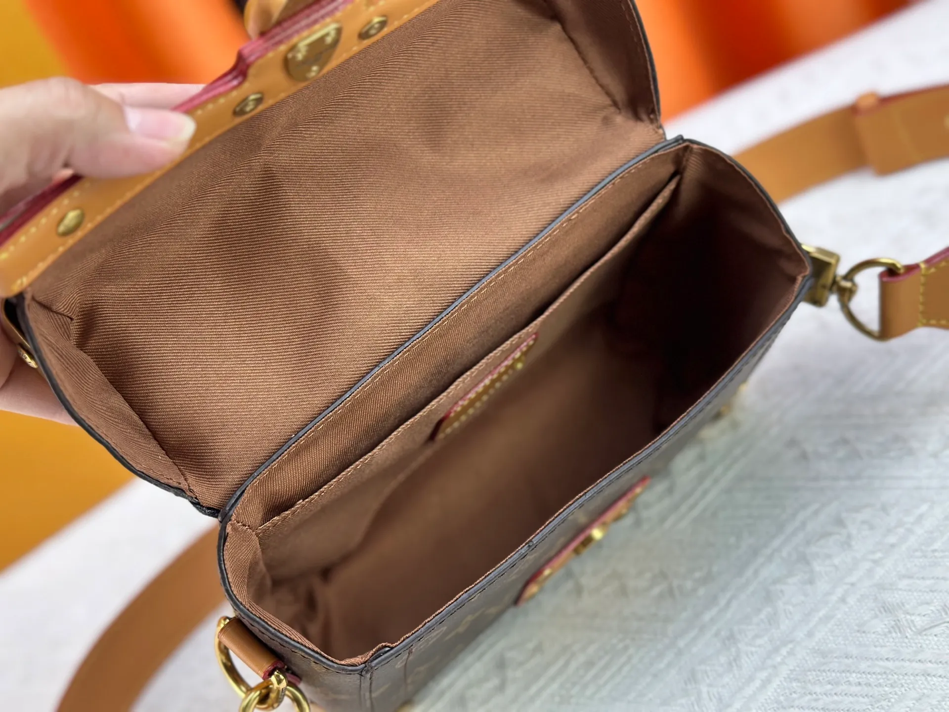 P320 Upgraded Original M13871 Embossed Black M11743 Black Flower M11516 Black M11535 Presbyopic M12686 This Soul Trunk handbag is crafted by Pharrell Williams and is made of flexible LV Colorado cow leather with a grained texture. The Tumbler's magnetic clasp, rivets and top handles harken back to classic hard case elements, while a removable and adjustable shoulder strap completes the sophisticated details. Size: 19x15x7cm