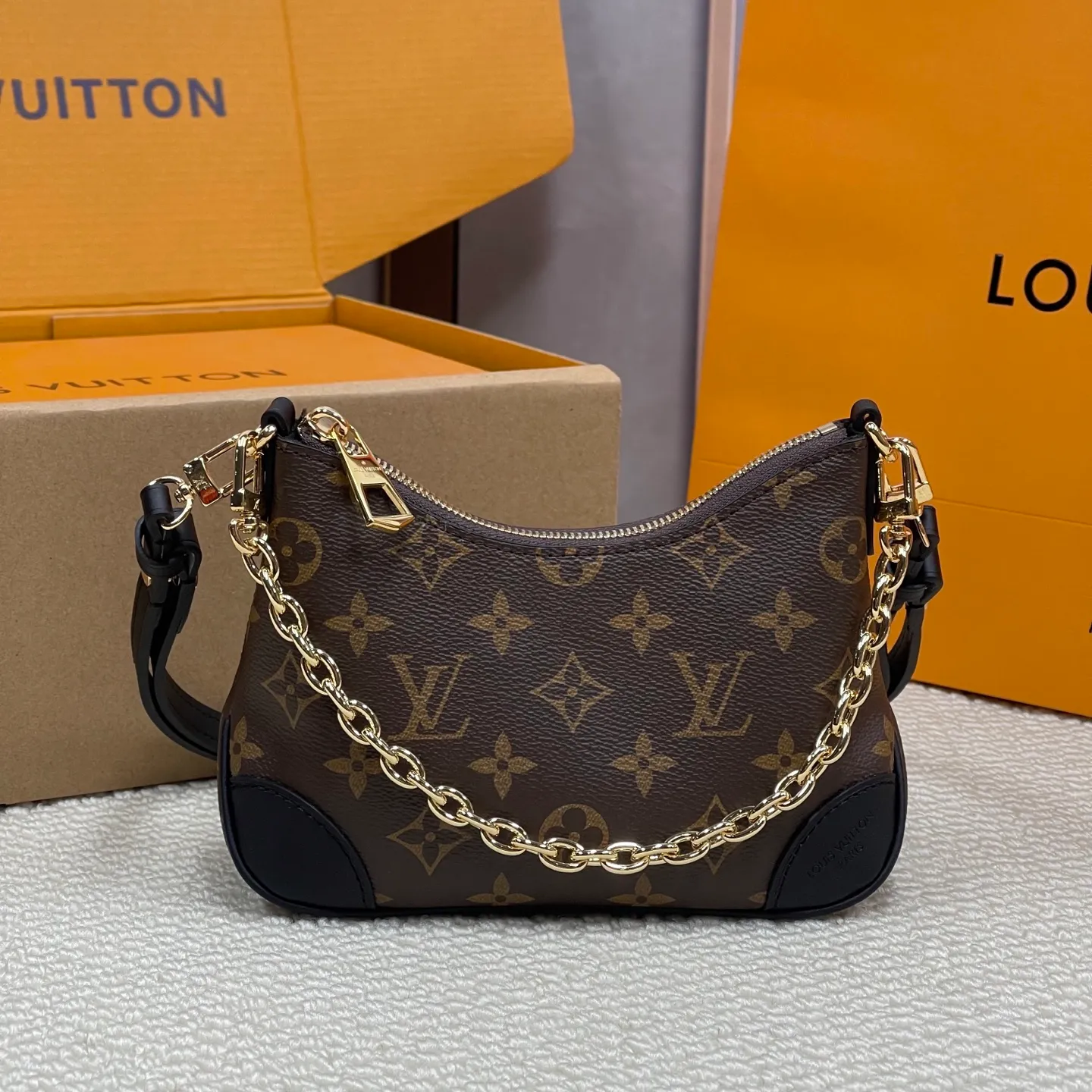 [Upgraded version] P480💰Upgraded version ·High quality·Steel version·With complete packaging💖New horns·BBM45800❣️Boulogne handbag is made of classic Monogram canvas, equipped with double zippers and a spacious inner patch pocket that can accommodate iPhone 12 Pro mobile phone. The shoulder strap allows for long or short shoulder and cross-body wear options, and can be removed to transform into a small chain bag or clutch. 19*14*7.5