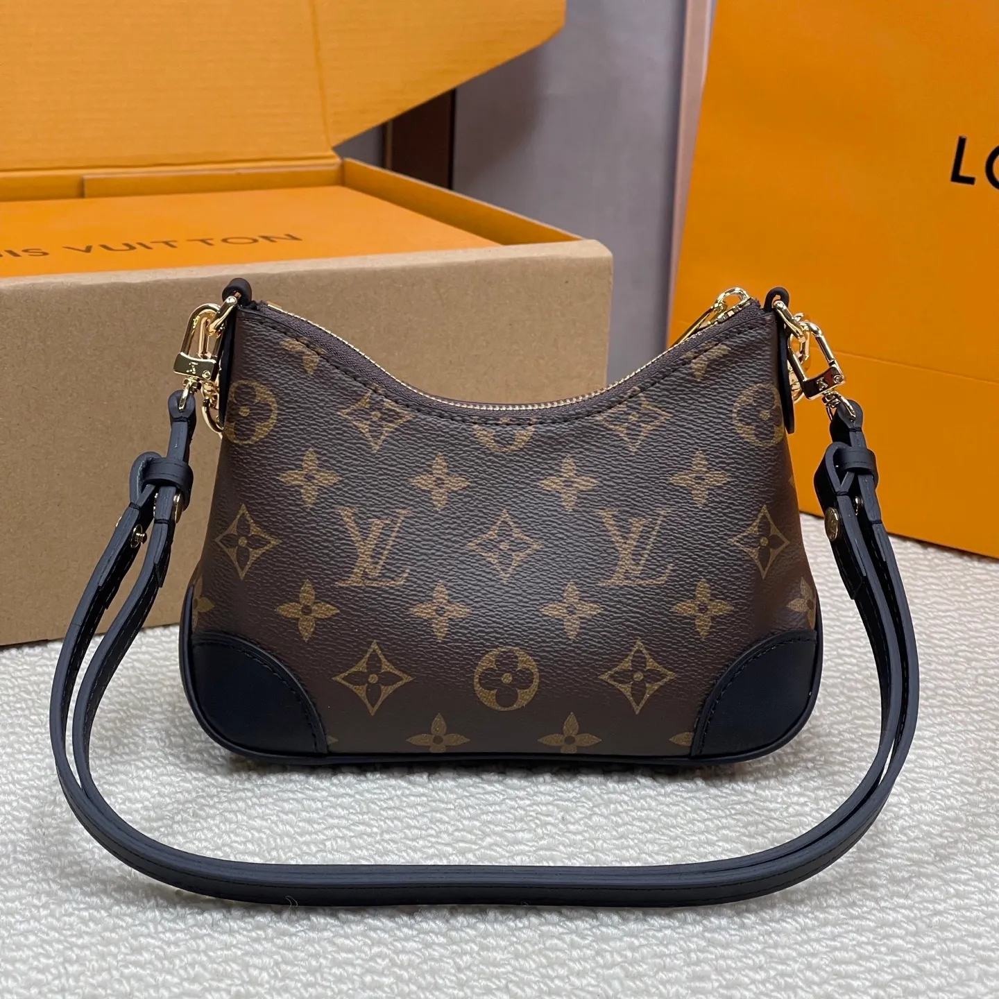 [Upgraded version] P480💰Upgraded version ·High quality·Steel version·With complete packaging💖New horns·BBM45800❣️Boulogne handbag is made of classic Monogram canvas, equipped with double zippers and a spacious inner patch pocket that can accommodate iPhone 12 Pro mobile phone. The shoulder strap allows for long or short shoulder and cross-body wear options, and can be removed to transform into a small chain bag or clutch. 19*14*7.5