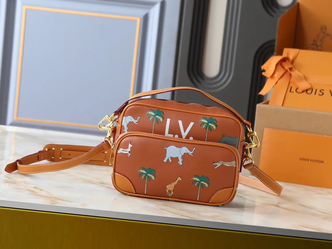 💰260💰Upgraded from the original M13987 M14016 M14988 M26068 M15296 M14682 M14025 This Nil handbag shines with the elegant luster of cow leather, and uses beaded rivets to fix the Louis Vuitton Paris patch on the front. The side lock buckle highlights the urban style, and the main compartment zipper pull is embellished with LV lettering. Dimensions: 25.0 x 17.5 x 11.0 cm (length x height x width)