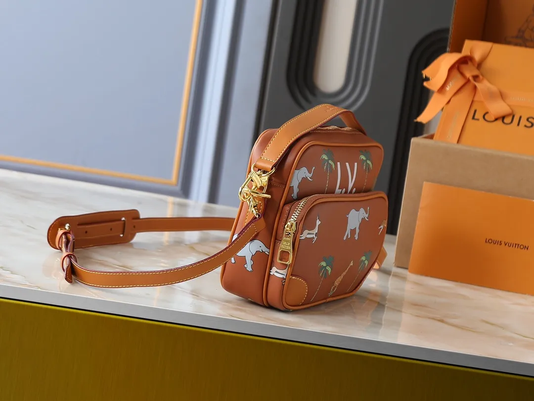 💰260💰Upgraded from the original M13987 M14016 M14988 M26068 M15296 M14682 M14025 This Nil handbag shines with the elegant luster of cow leather, and uses beaded rivets to fix the Louis Vuitton Paris patch on the front. The side lock buckle highlights the urban style, and the main compartment zipper pull is embellished with LV lettering. Dimensions: 25.0 x 17.5 x 11.0 cm (length x height x width)