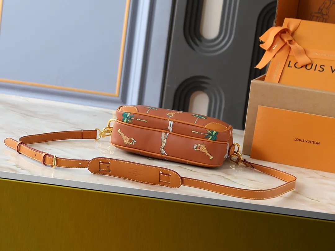 💰260💰Upgraded from the original M13987 M14016 M14988 M26068 M15296 M14682 M14025 This Nil handbag shines with the elegant luster of cow leather, and uses beaded rivets to fix the Louis Vuitton Paris patch on the front. The side lock buckle highlights the urban style, and the main compartment zipper pull is embellished with LV lettering. Dimensions: 25.0 x 17.5 x 11.0 cm (length x height x width)