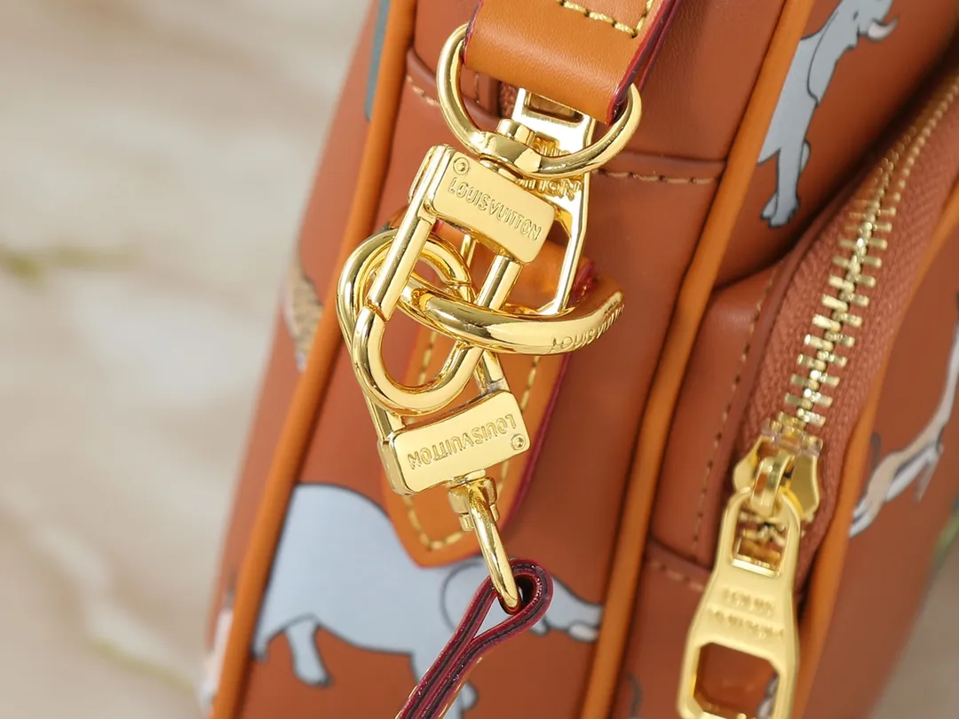 💰260💰Upgraded from the original M13987 M14016 M14988 M26068 M15296 M14682 M14025 This Nil handbag shines with the elegant luster of cow leather, and uses beaded rivets to fix the Louis Vuitton Paris patch on the front. The side lock buckle highlights the urban style, and the main compartment zipper pull is embellished with LV lettering. Dimensions: 25.0 x 17.5 x 11.0 cm (length x height x width)