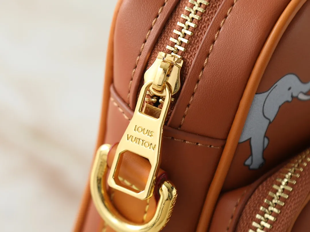 💰260💰Upgraded from the original M13987 M14016 M14988 M26068 M15296 M14682 M14025 This Nil handbag shines with the elegant luster of cow leather, and uses beaded rivets to fix the Louis Vuitton Paris patch on the front. The side lock buckle highlights the urban style, and the main compartment zipper pull is embellished with LV lettering. Dimensions: 25.0 x 17.5 x 11.0 cm (length x height x width)