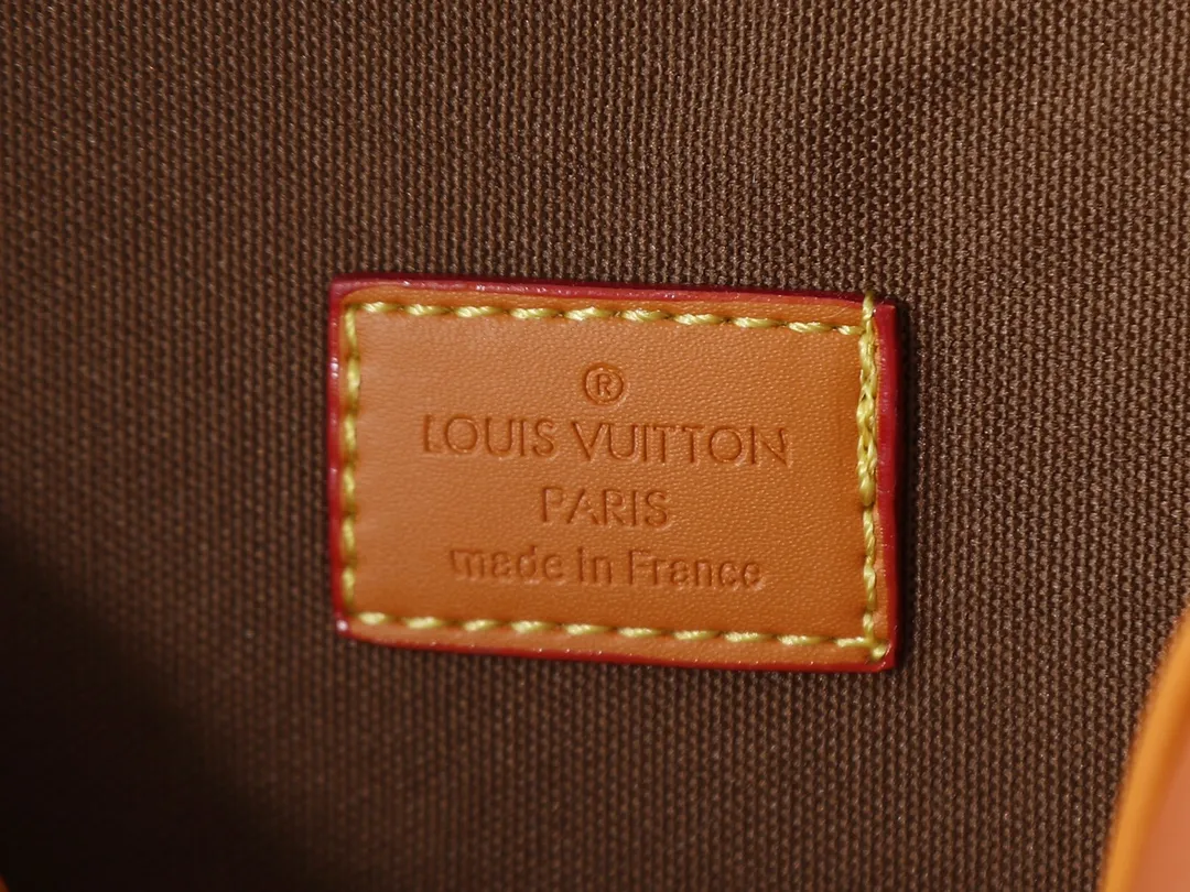 💰260💰Upgraded from the original M13987 M14016 M14988 M26068 M15296 M14682 M14025 This Nil handbag shines with the elegant luster of cow leather, and uses beaded rivets to fix the Louis Vuitton Paris patch on the front. The side lock buckle highlights the urban style, and the main compartment zipper pull is embellished with LV lettering. Dimensions: 25.0 x 17.5 x 11.0 cm (length x height x width)