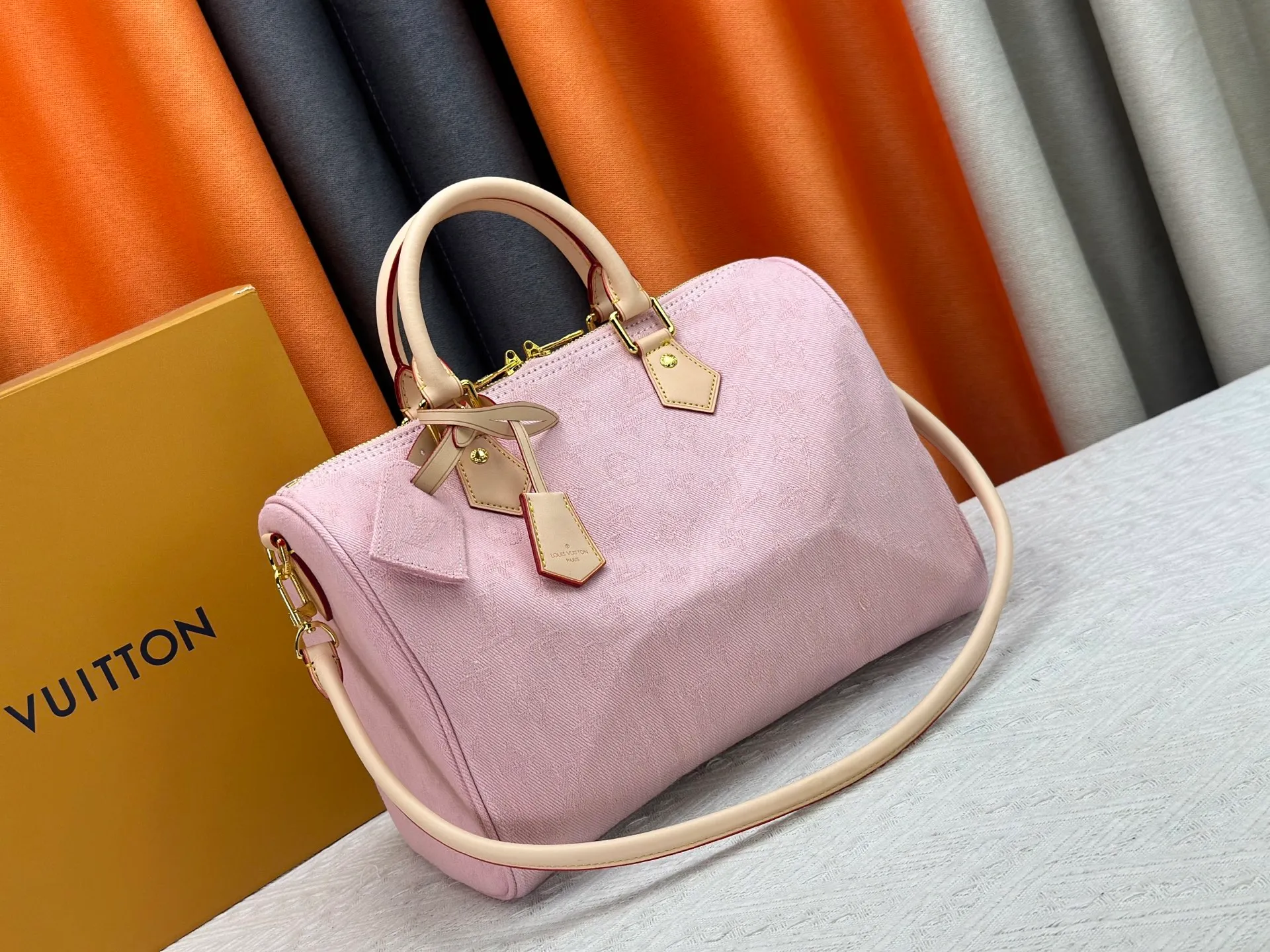 P280 Gray Denim Blue Denim M13344 M40391 Denim Denim Louis Vuitton collaborated with Takashi Murakami for the first time and launched the classic "Color Monogram" series, which immediately triggered a trend storm. Based on the denim denim design launched in 2005, cherry elements are integrated into LV's classic Monogram canvas, showing the perfect combination of art and fashion. Size: 30x21x17