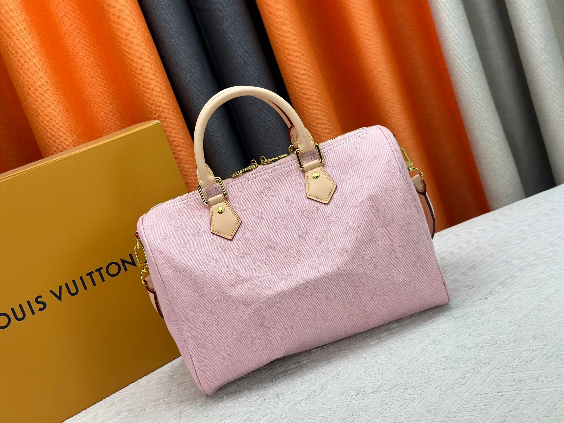 P280 Gray Denim Blue Denim M13344 M40391 Denim Denim Louis Vuitton collaborated with Takashi Murakami for the first time and launched the classic "Color Monogram" series, which immediately triggered a trend storm. Based on the denim denim design launched in 2005, cherry elements are integrated into LV's classic Monogram canvas, showing the perfect combination of art and fashion. Size: 30x21x17