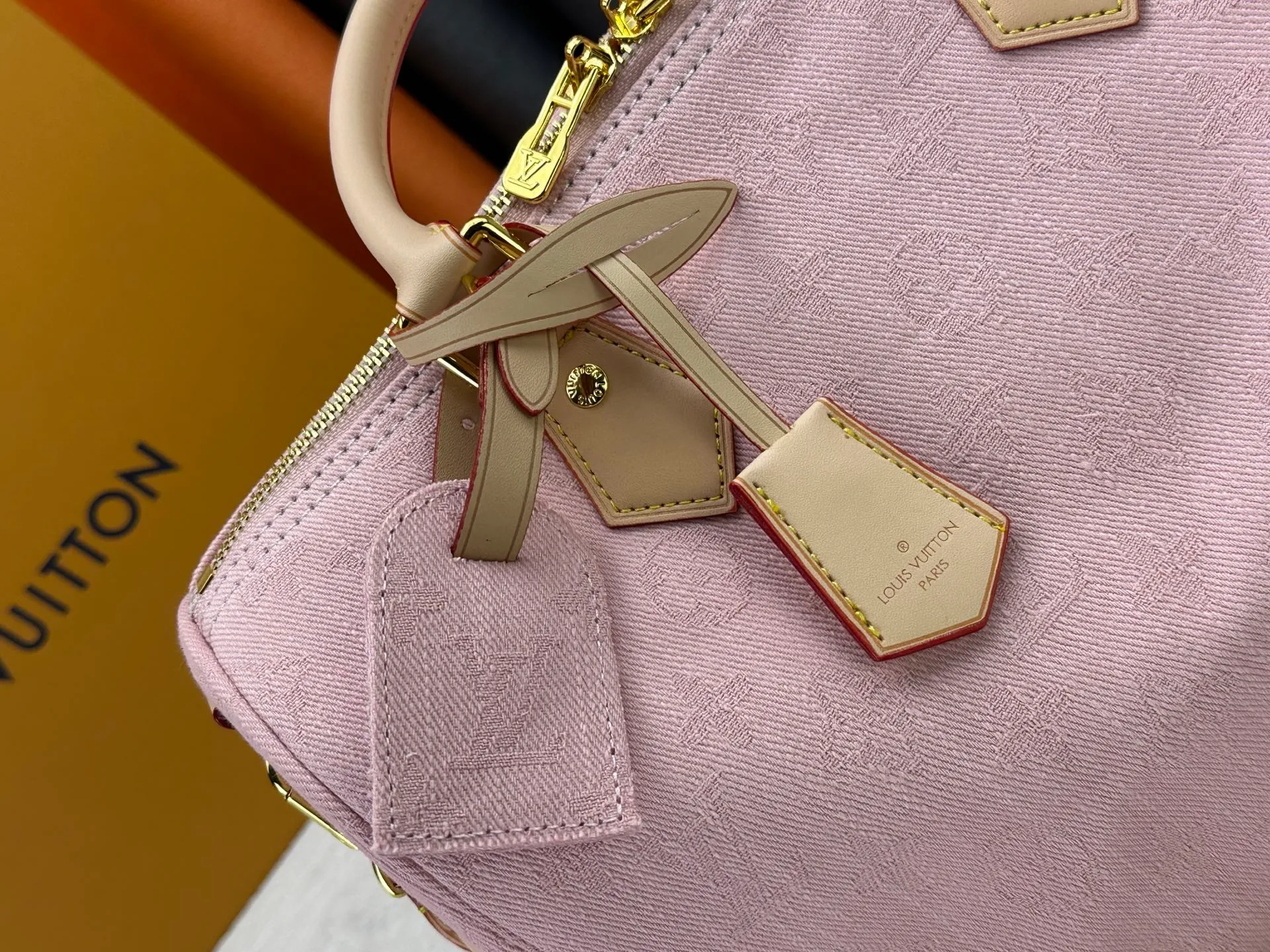 P280 Gray Denim Blue Denim M13344 M40391 Denim Denim Louis Vuitton collaborated with Takashi Murakami for the first time and launched the classic "Color Monogram" series, which immediately triggered a trend storm. Based on the denim denim design launched in 2005, cherry elements are integrated into LV's classic Monogram canvas, showing the perfect combination of art and fashion. Size: 30x21x17