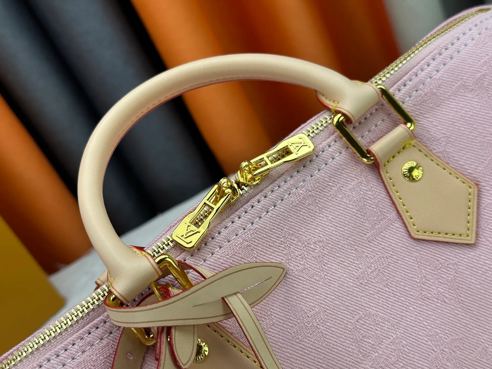 P280 Gray Denim Blue Denim M13344 M40391 Denim Denim Louis Vuitton collaborated with Takashi Murakami for the first time and launched the classic "Color Monogram" series, which immediately triggered a trend storm. Based on the denim denim design launched in 2005, cherry elements are integrated into LV's classic Monogram canvas, showing the perfect combination of art and fashion. Size: 30x21x17