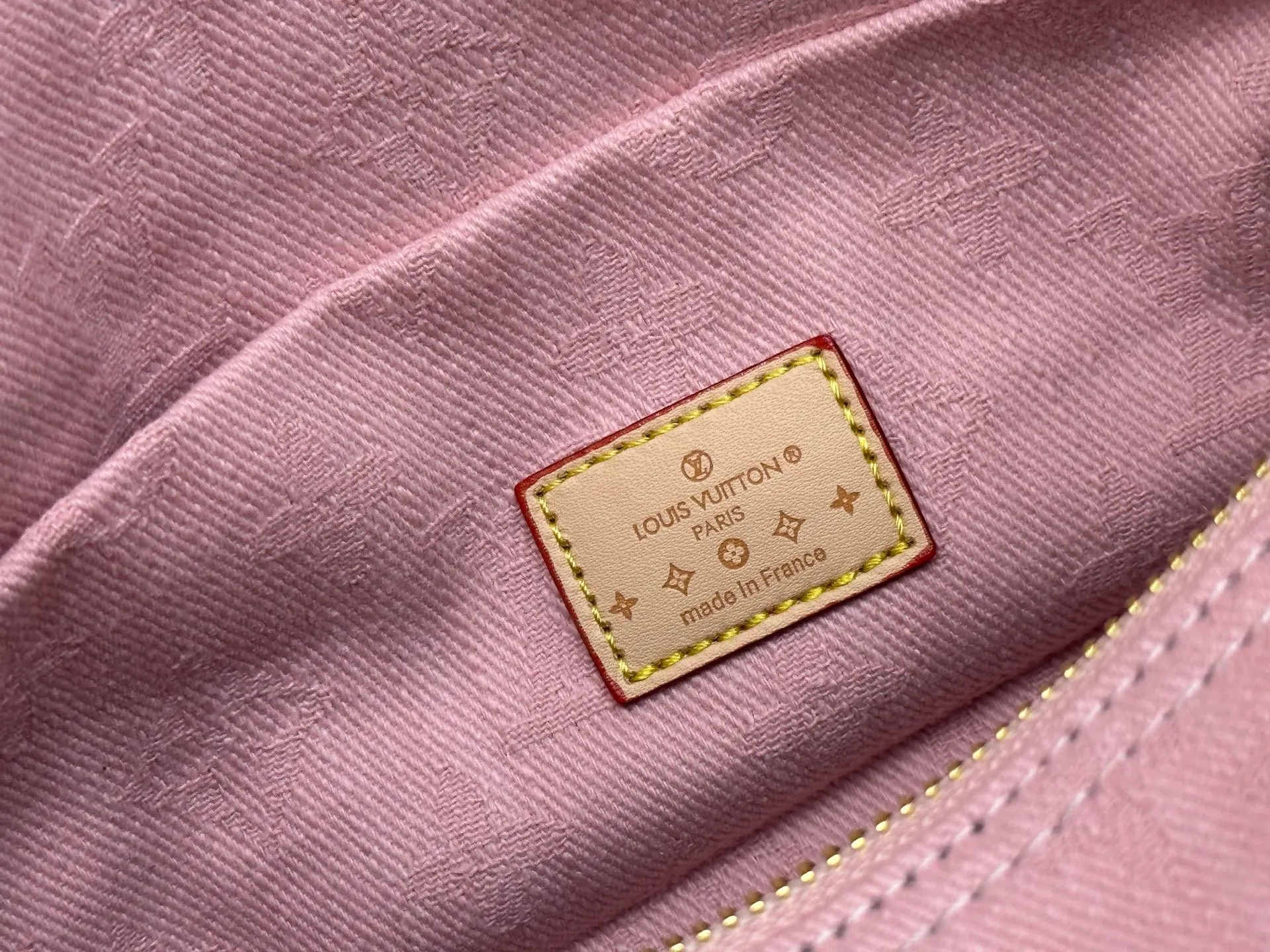 P280 Gray Denim Blue Denim M13344 M40391 Denim Denim Louis Vuitton collaborated with Takashi Murakami for the first time and launched the classic "Color Monogram" series, which immediately triggered a trend storm. Based on the denim denim design launched in 2005, cherry elements are integrated into LV's classic Monogram canvas, showing the perfect combination of art and fashion. Size: 30x21x17