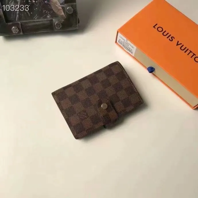 P140 Hot item shipped, model number M20005. This small notepad cover is made of Monogram canvas. It can hold three credit cards and can also be used as an address book, notebook or calendar. 10/12 cm (Length x Height) - Epi leather embossed with delicate LV initials and lined with interwoven textured leather - Button closure - Six-ring binder with three rings in sets, six credit card slots and two internal compartments - Notepad insert available separately