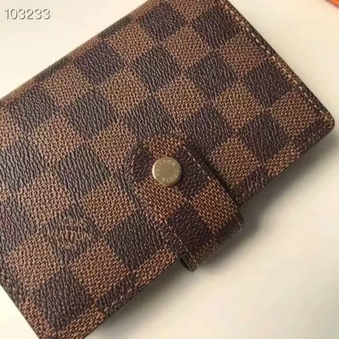 P140 Hot item shipped, model number M20005. This small notepad cover is made of Monogram canvas. It can hold three credit cards and can also be used as an address book, notebook or calendar. 10/12 cm (Length x Height) - Epi leather embossed with delicate LV initials and lined with interwoven textured leather - Button closure - Six-ring binder with three rings in sets, six credit card slots and two internal compartments - Notepad insert available separately