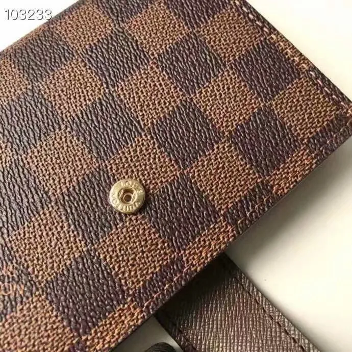 P140 Hot item shipped, model number M20005. This small notepad cover is made of Monogram canvas. It can hold three credit cards and can also be used as an address book, notebook or calendar. 10/12 cm (Length x Height) - Epi leather embossed with delicate LV initials and lined with interwoven textured leather - Button closure - Six-ring binder with three rings in sets, six credit card slots and two internal compartments - Notepad insert available separately
