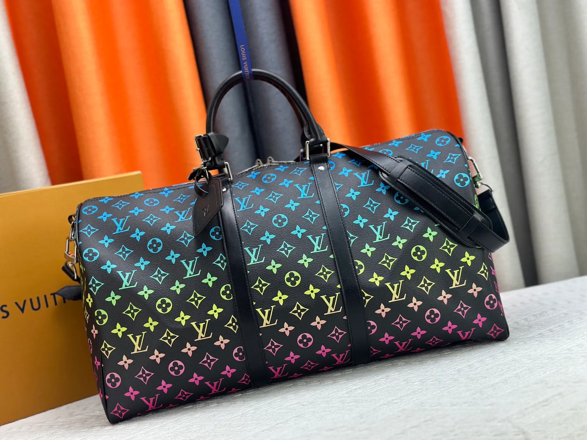 P420 new arrival M13745 41416 13915 Gradient three-color series LV2025 spring and summer and Takashi Murakami joint model Fashion is a cycle to celebrate the 20th anniversary of the joint name Size: 50.0X29.0X23.0cm