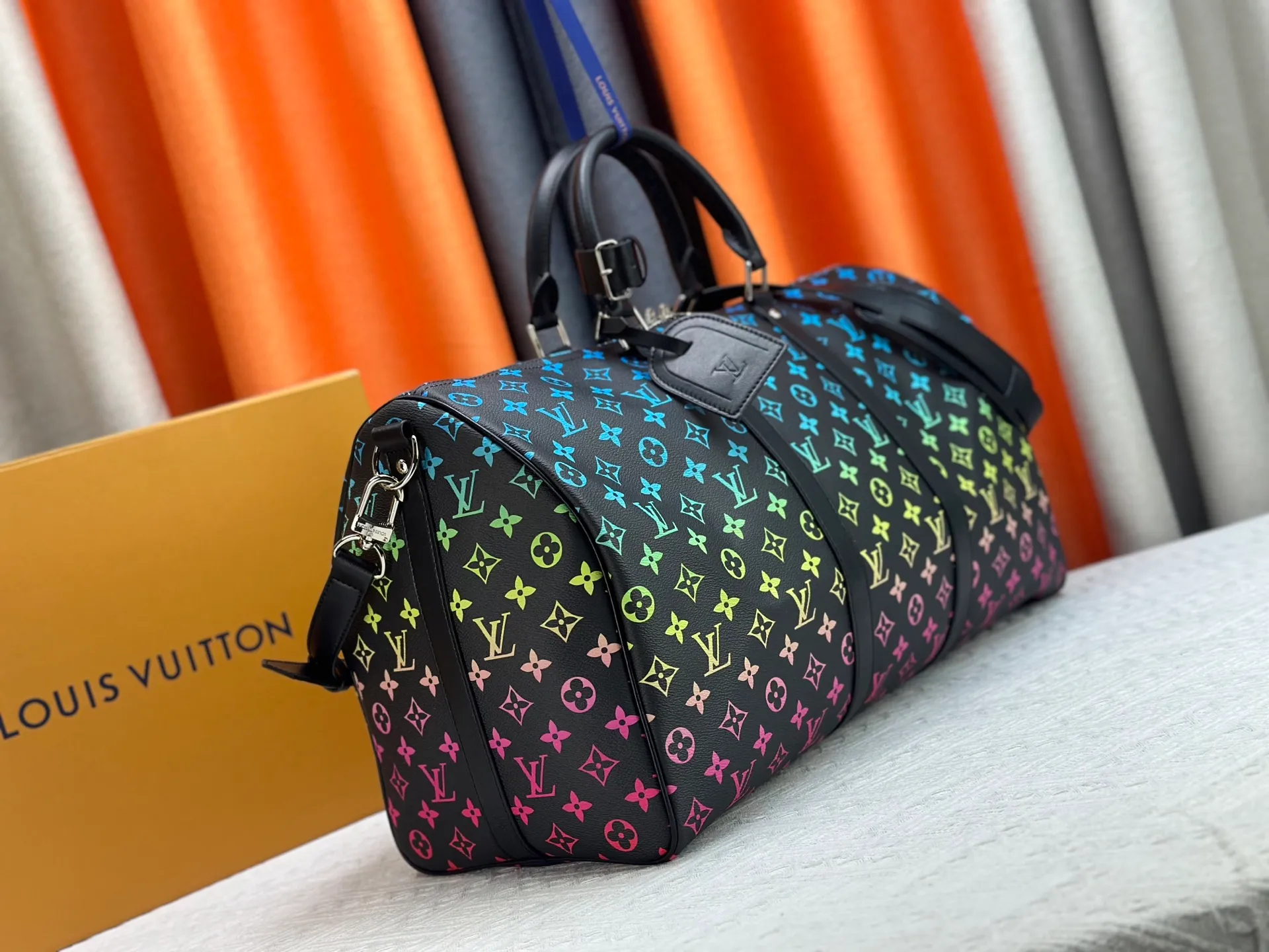P420 new arrival M13745 41416 13915 Gradient three-color series LV2025 spring and summer and Takashi Murakami joint model Fashion is a cycle to celebrate the 20th anniversary of the joint name Size: 50.0X29.0X23.0cm