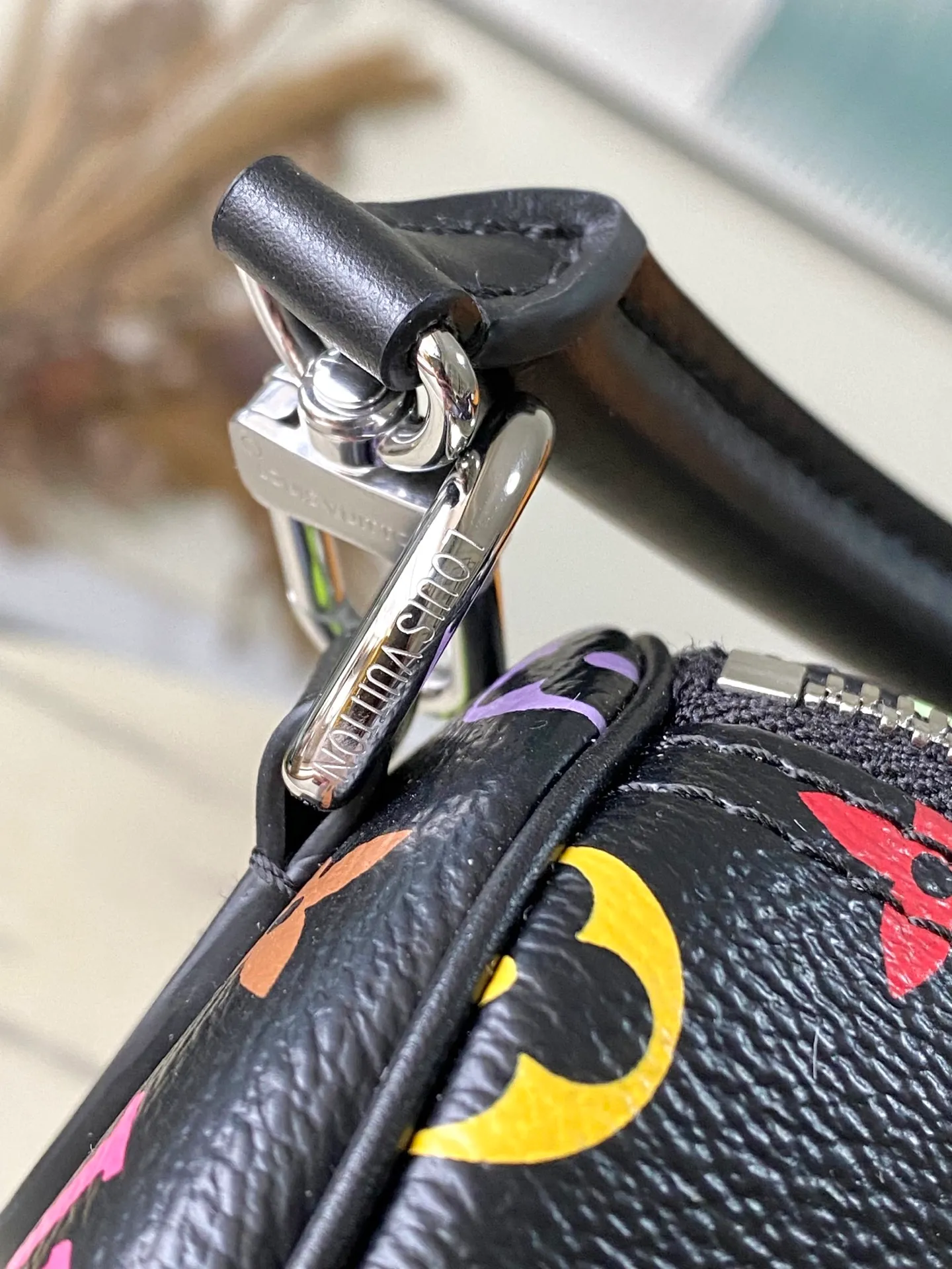💰1180 Top Original M13257 This SpeedySoft30 handbag is made of soft coated canvas, and the full-length Monogram pattern is traced in colorful rainbow tones, highlighting the smart style of the Louis Vuitton x Murakami reissue series. The Toron handle and detachable shoulder strap are constructed of cow leather, the metal corners recall classic luggage elements, and the bow-shaped key bag and padlock add brand touches. Dimensions: 30 × 21 × 17 cm