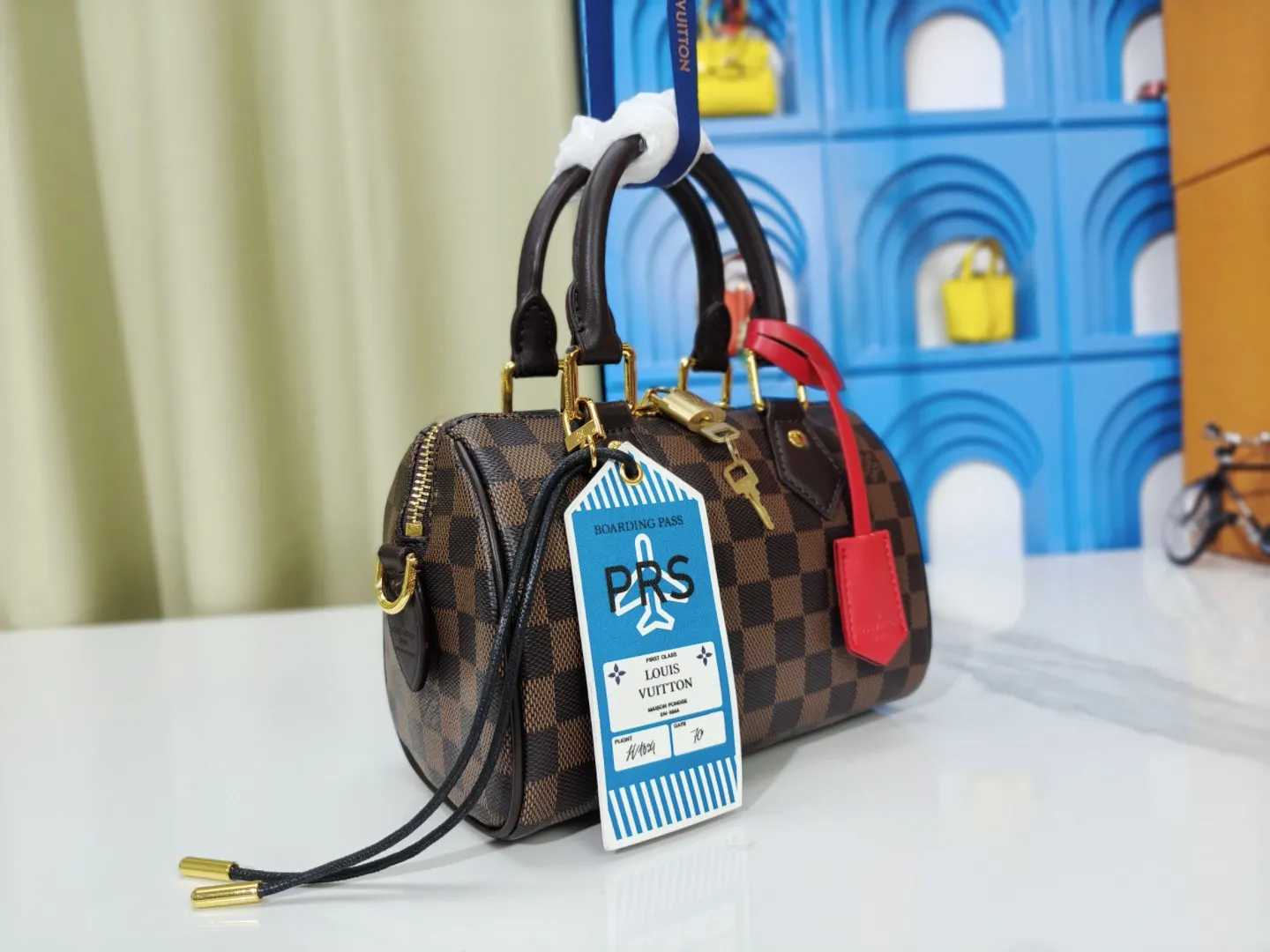 P250💰 M46222.M46234.M45957.M45948 Presbyopia This Speedy Bandoulière 20 handbag is made of Monogram canvas, cow leather trim and fabric lining. It continues the classic design of Louis Vuitton Speedy travel bag in a compact size. It is equipped with rolled leather handles and a detachable and adjustable fabric shoulder strap embellished with the brand's logo texture. Detailed features 20.5 x 13.5 x 12 cm (length x height x width)
