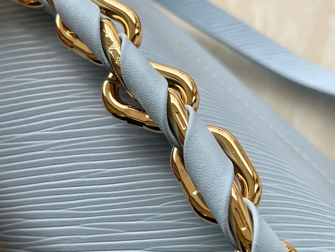 💰1160 (top layer leather) top original order M21721 blue In the spring of 2023, a new version of the Twist medium braided chain bag will be launched. The Epi grain leather bag is shiny, with a detachable leather braided chain, Twist twist lock and detachable and adjustable shoulder straps, with various carrying methods. Dimensions: 23 × 17 × 9.5 cm