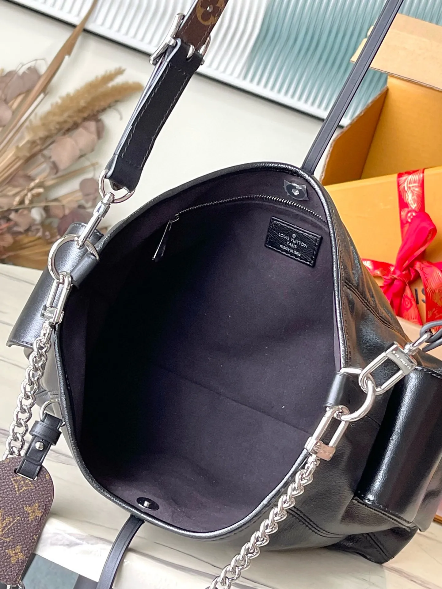 💰1160 (top-grain leather) top original order M24861 Small CarryAll Cargo small handbag is made of soft sheep leather to create a fashionable and lazy silhouette, adding eye-catching charm to the 2024 spring and summer show style. Polished metal pieces are complemented by a tactile, slightly wrinkled texture. Plenty of space can accommodate a variety of daily necessities, making it a great travel companion. 33.5x 23x 15cm