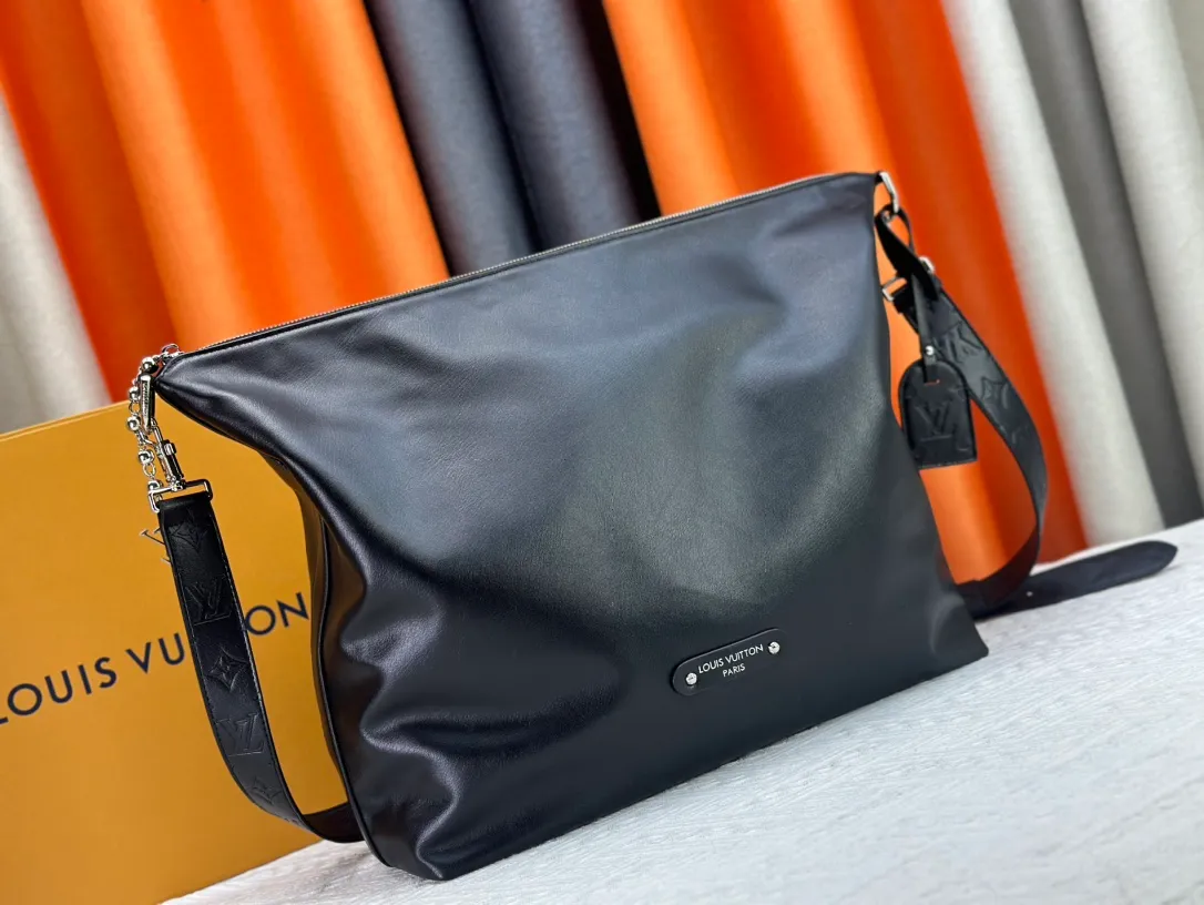 P280 LV METIS handbag M14018 M13986 Smart, intelligent and meticulously crafted, Métis made of Monogram canvas fulfills its promise with its own attitude. With its emphasis on lines and silhouettes, the Métis handbag combines the versatility required of a modern handbag with the elegance and charm of Louis Vuitton's heritage. Two detachable shoulder straps, can be used to carry, carry or carry on the shoulder. Size 48x36x12cm,